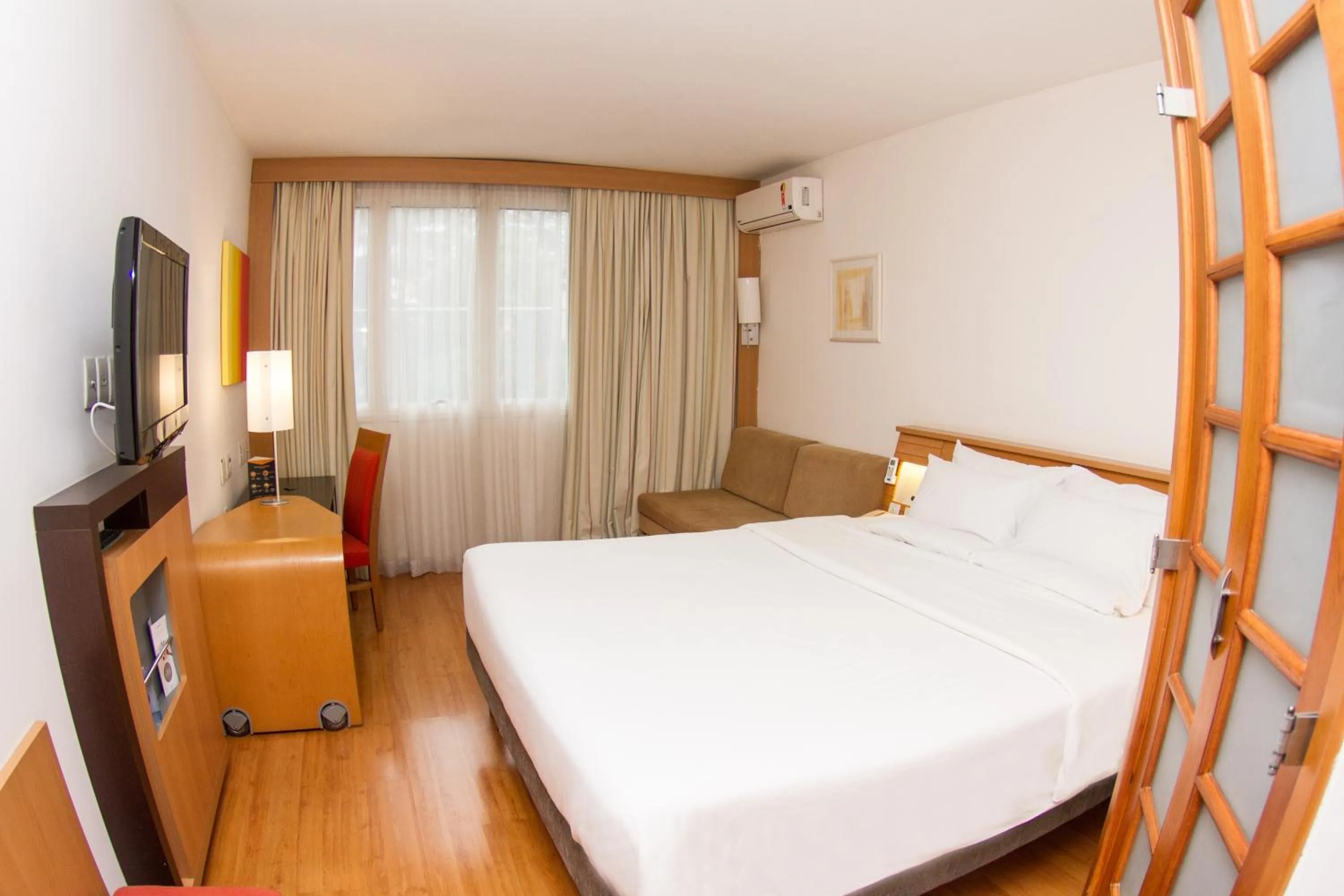 Property building, Bed in Novotel Sao Jose dos Campos