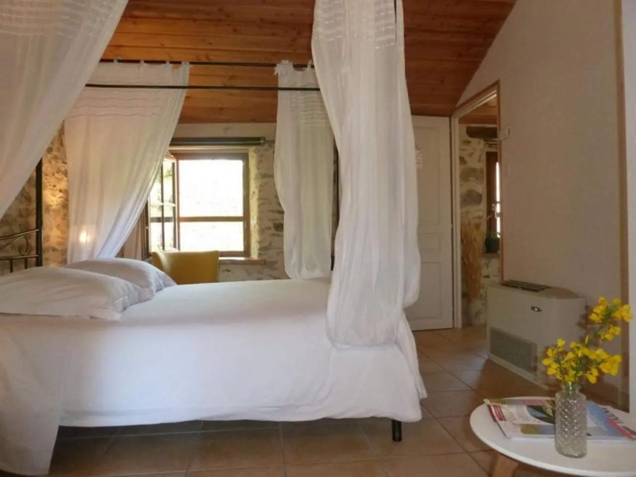 Photo of the whole room, Bed in Le Moulin de Drapras