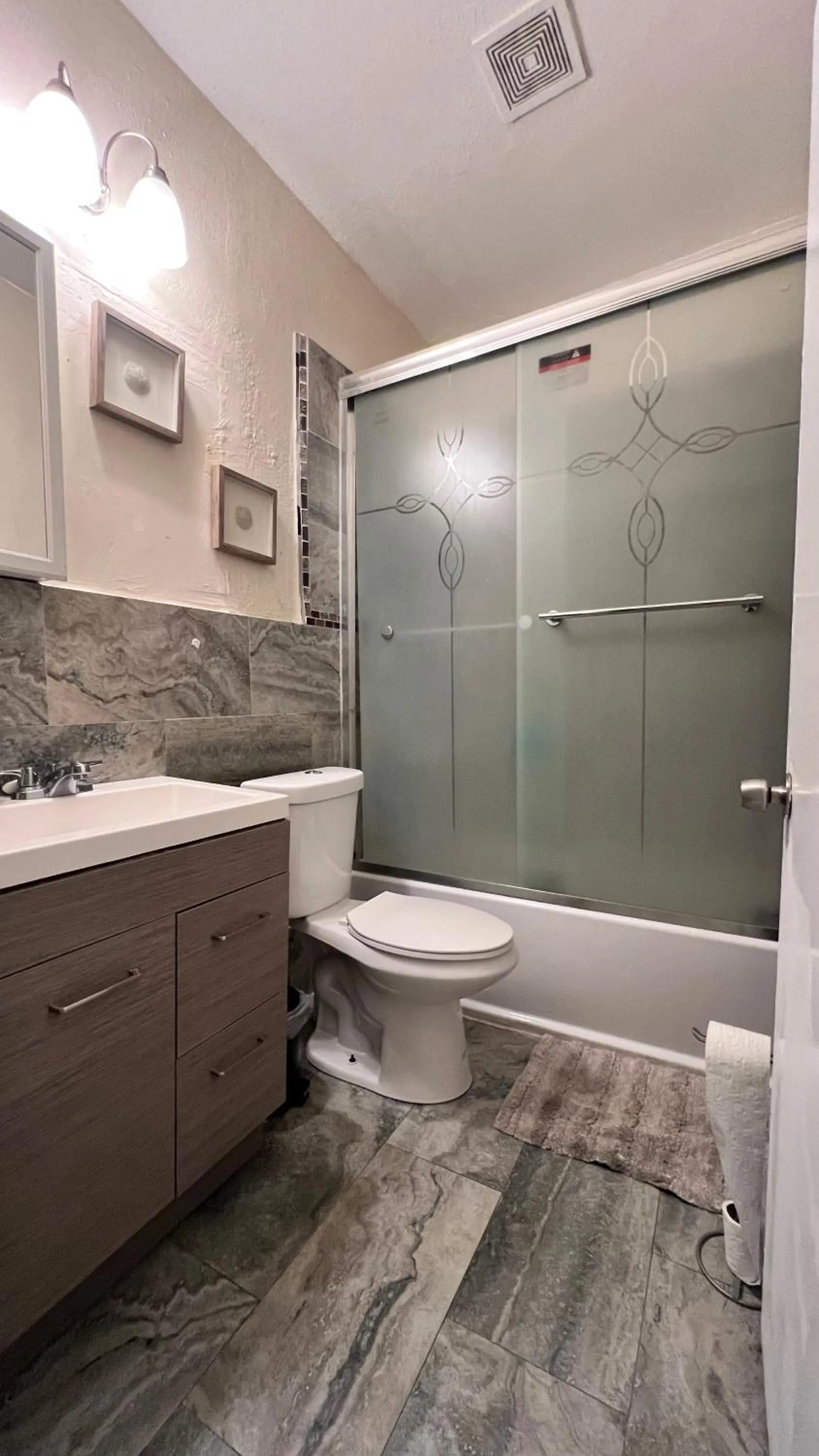 Bathroom in Graffiti Wynwood