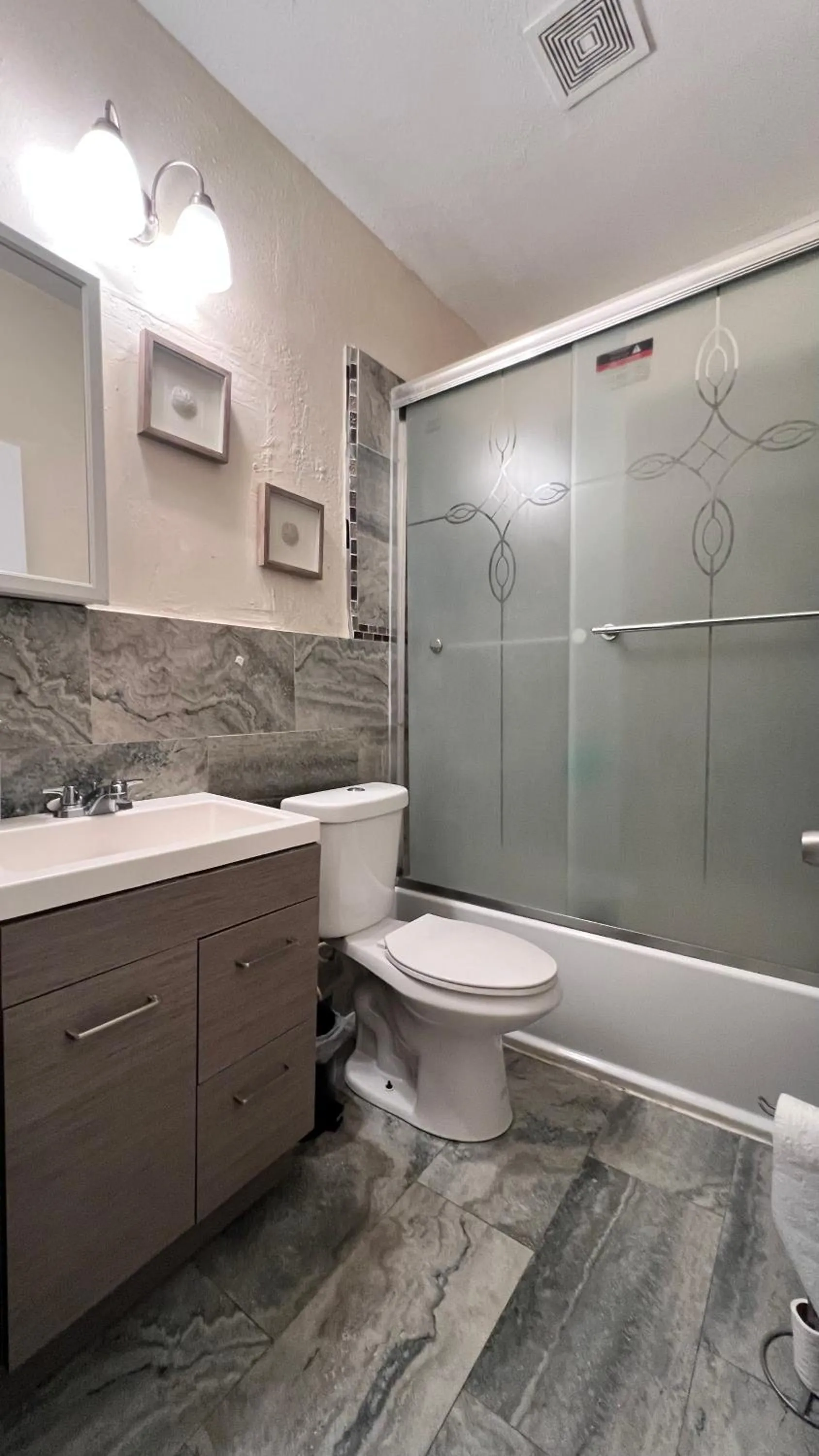 Bathroom in Graffiti Wynwood