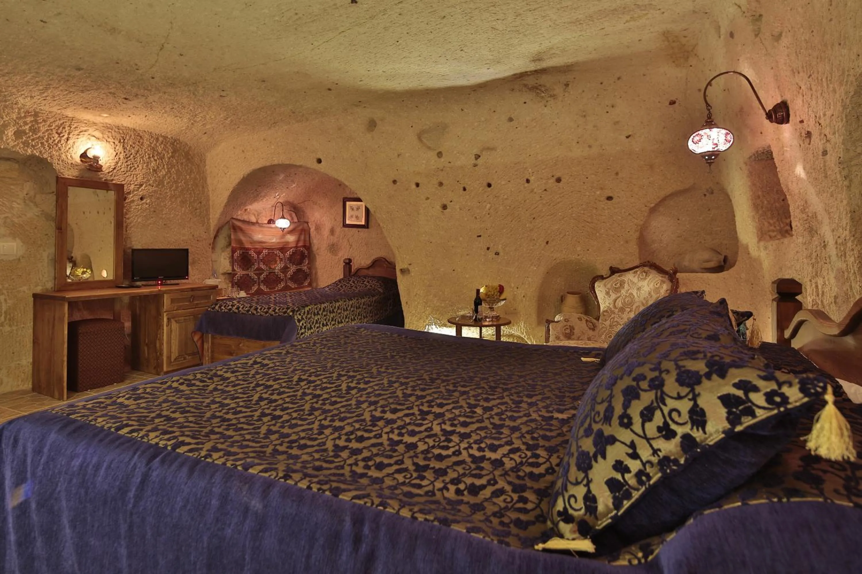 Photo of the whole room, Bed in Turkish Cave House