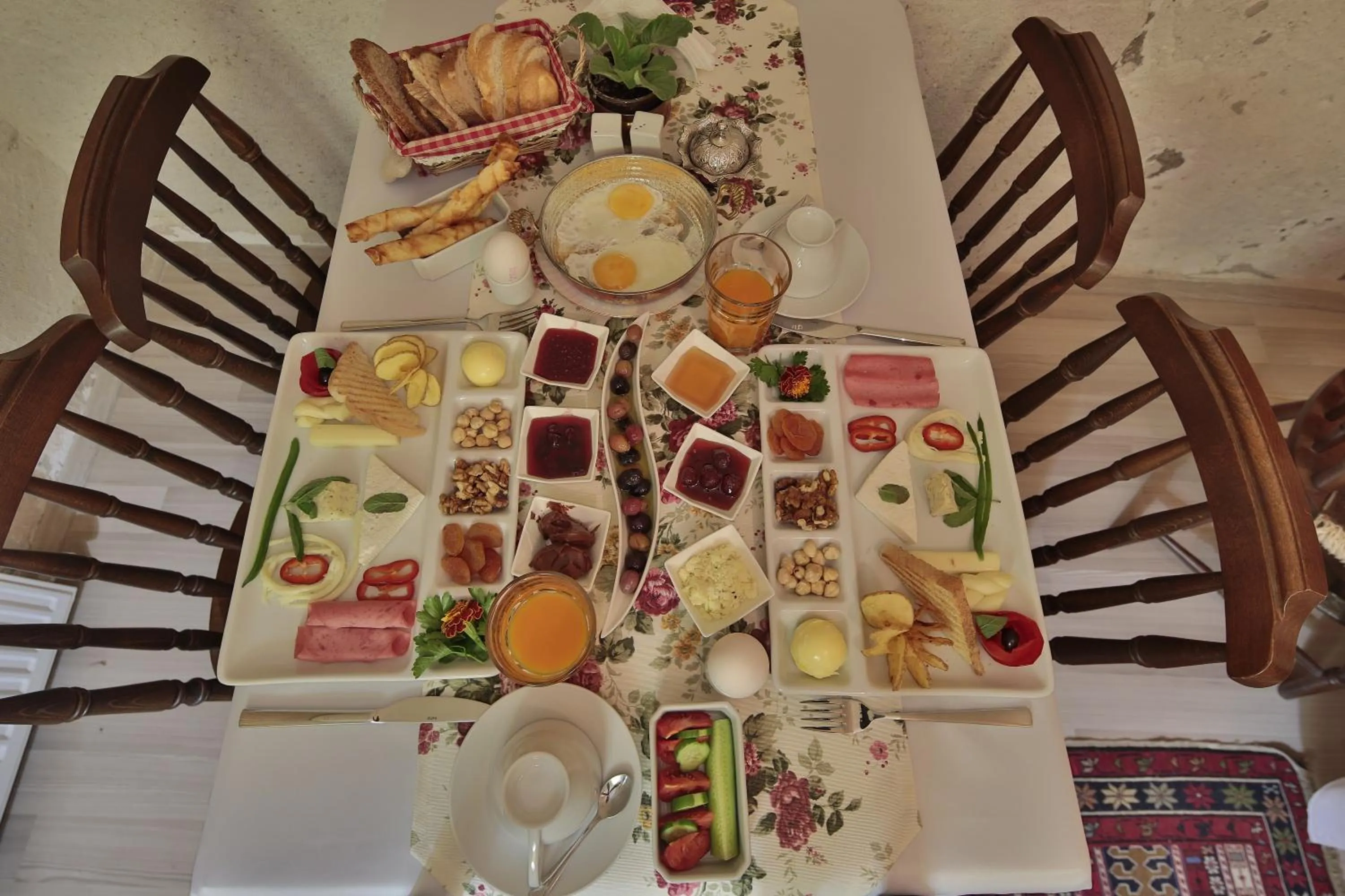 Food and drinks in Turkish Cave House