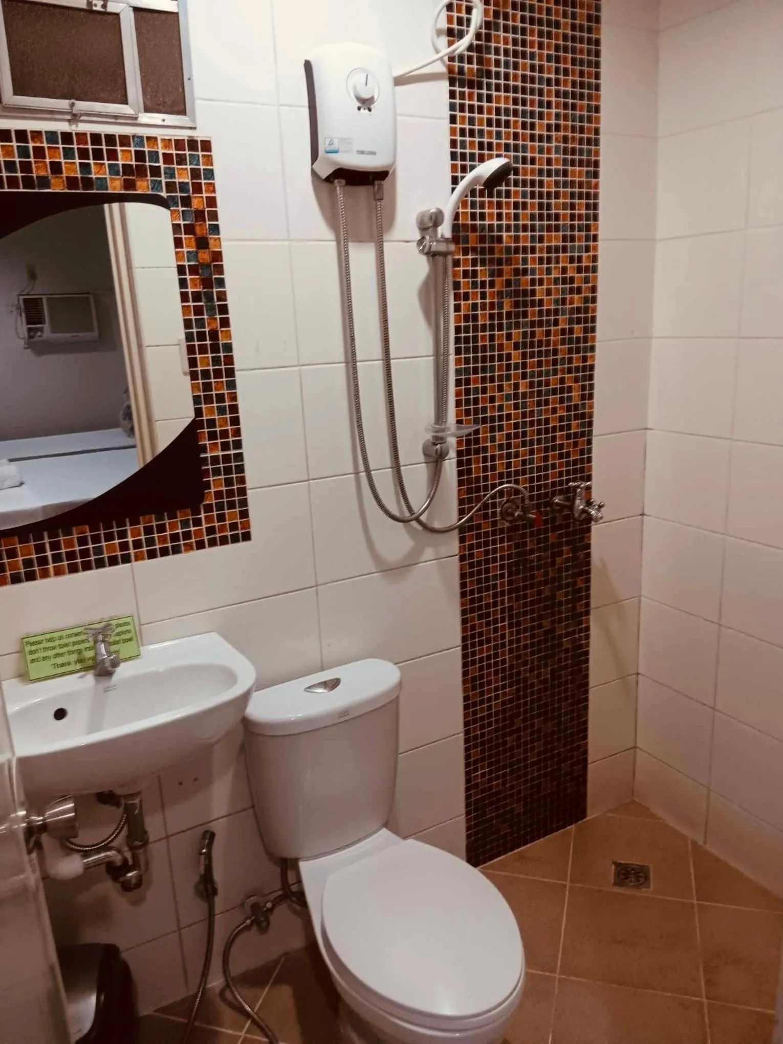 Toilet in ISLANDS VIEW INN