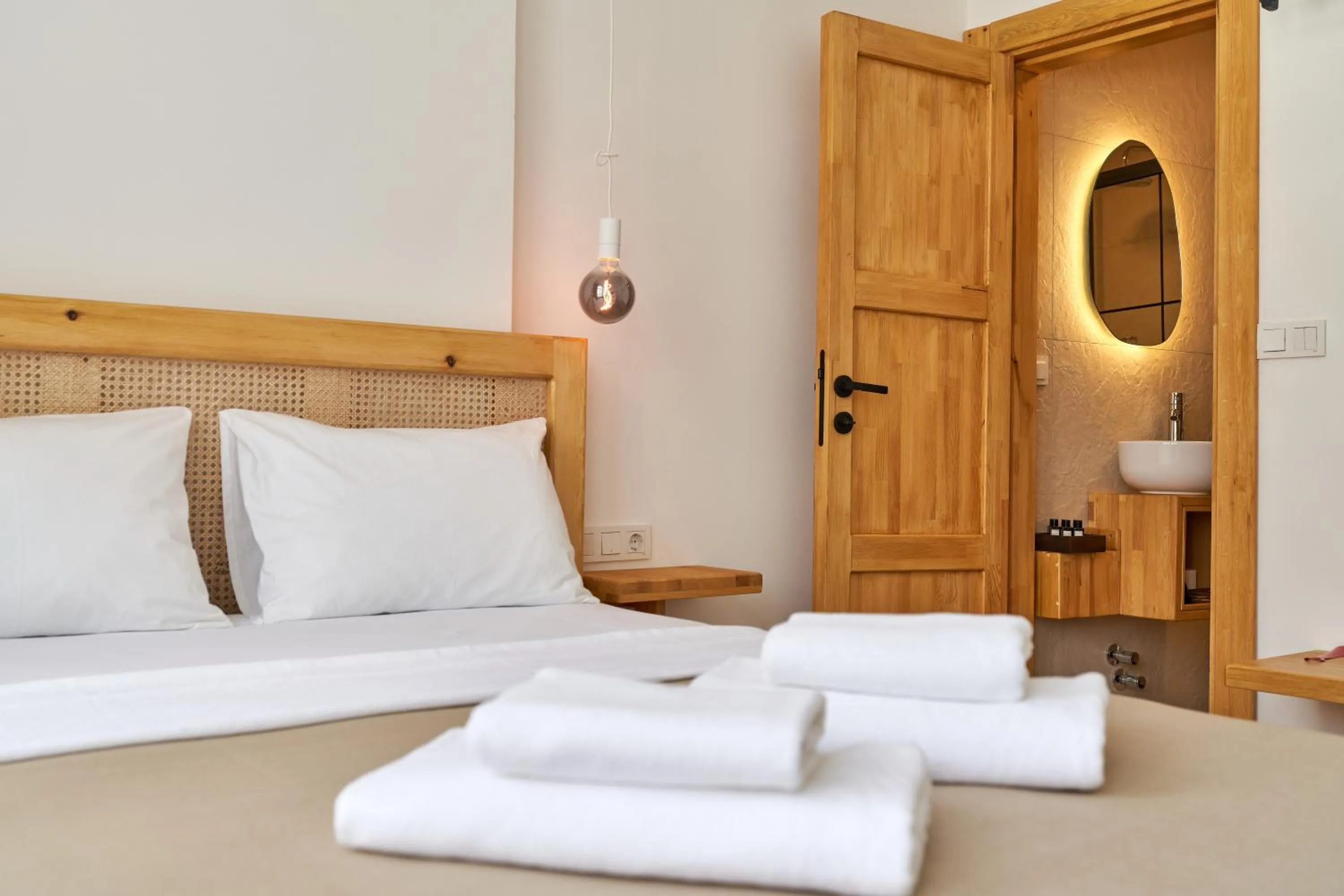 Photo of the whole room, Bed in Audo Local