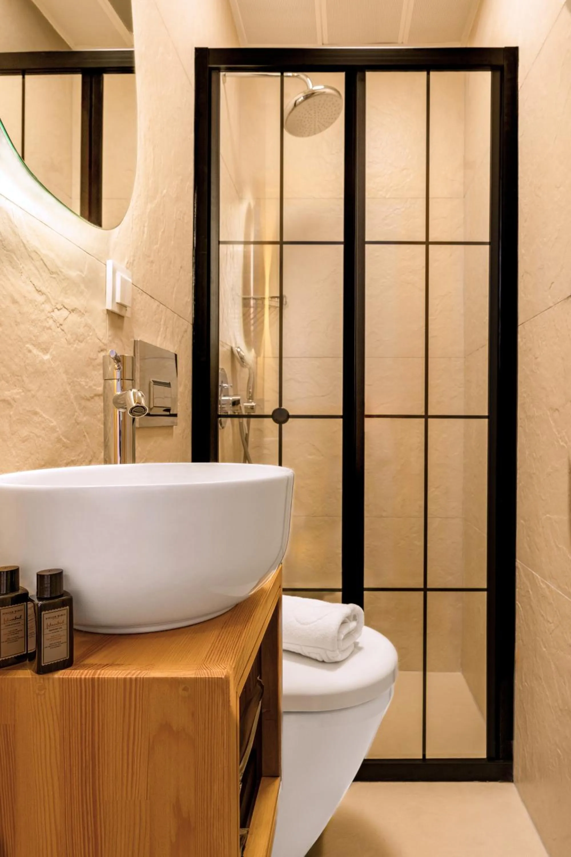 Shower in Audo Local