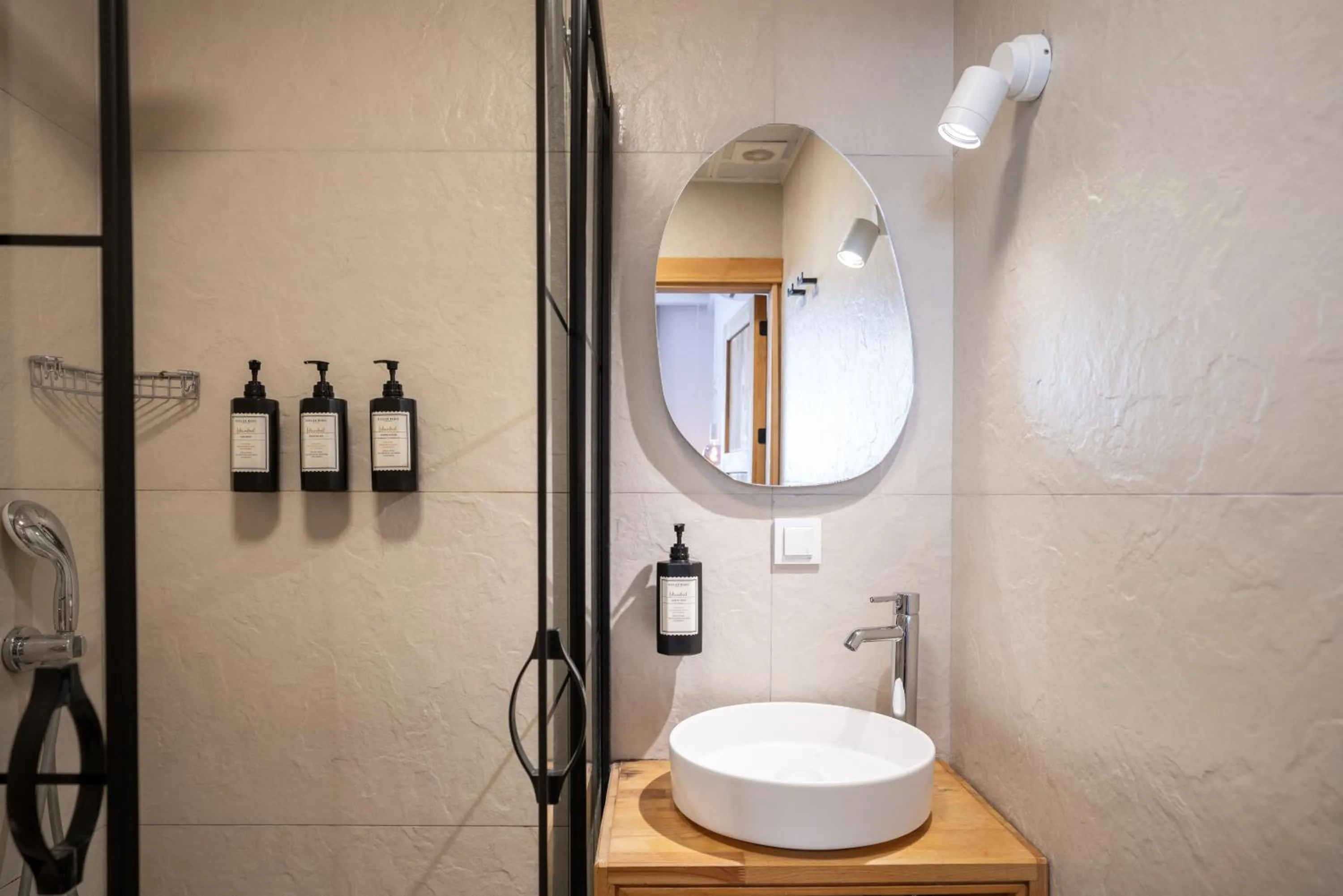 Shower in Audo Local