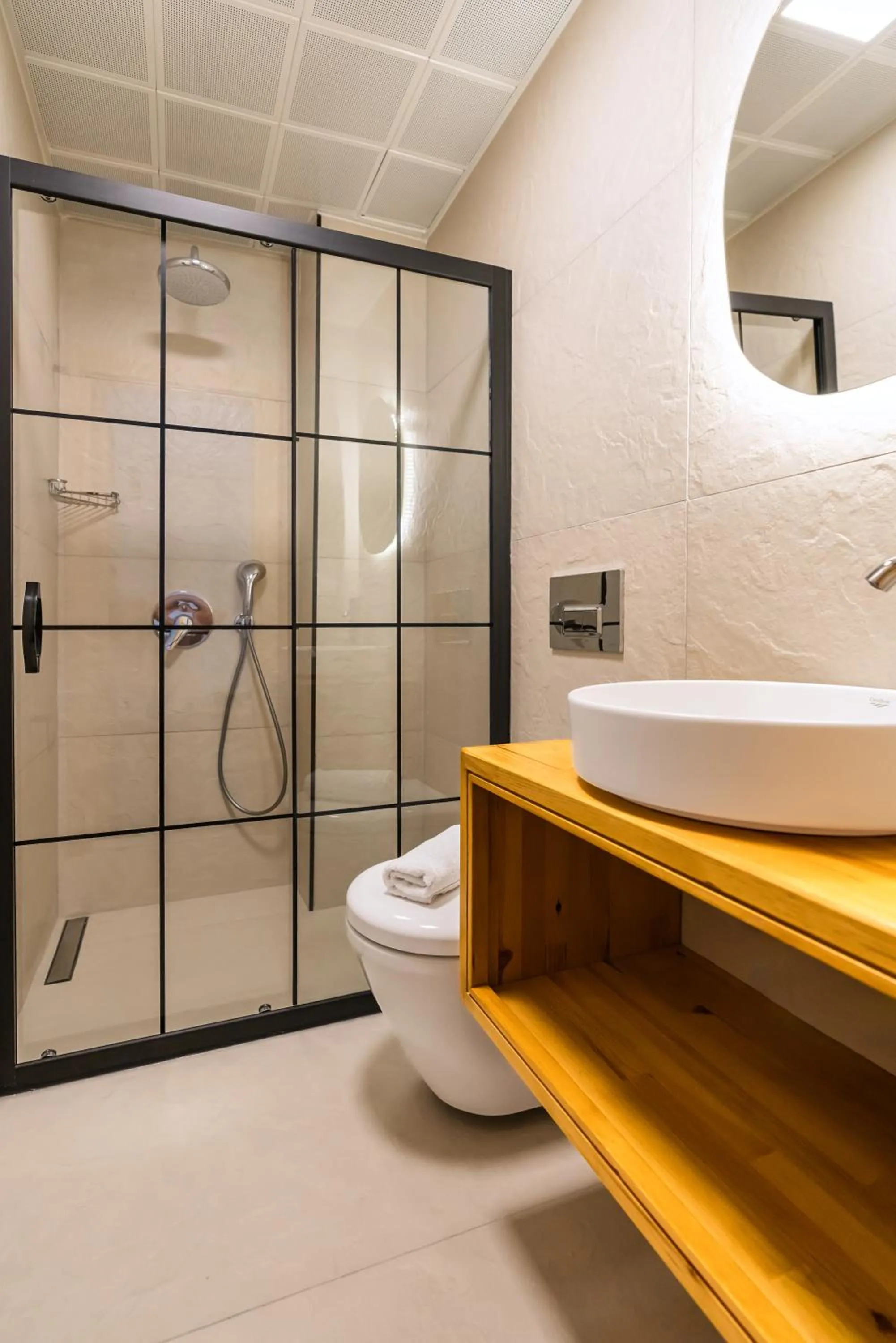 Shower in Audo Local