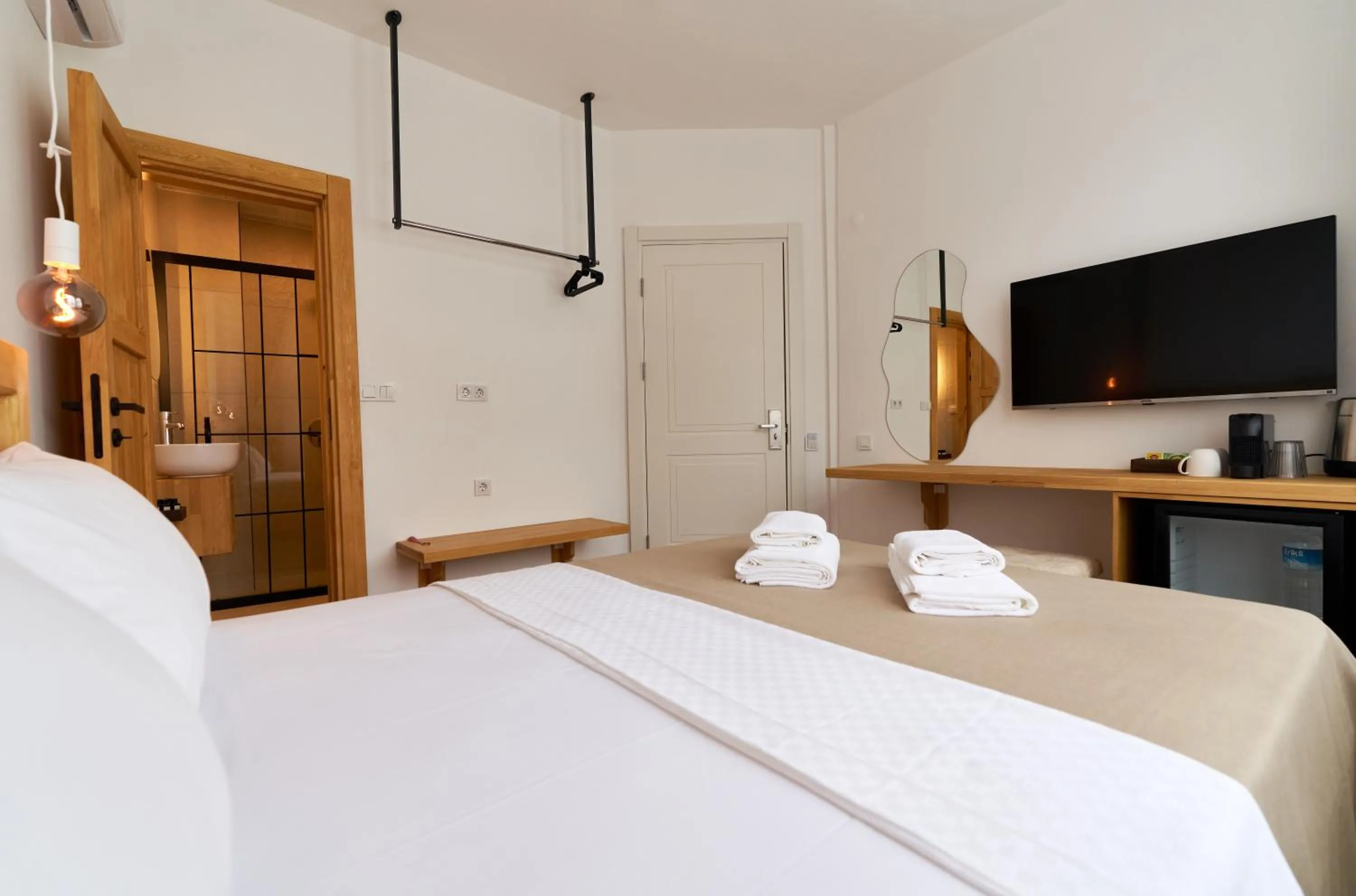 Photo of the whole room, Bed in Audo Local