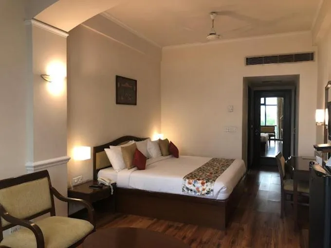 Bed in Hotel Crystal Palace Meerut