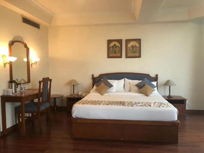 Bed in Hotel Crystal Palace Meerut