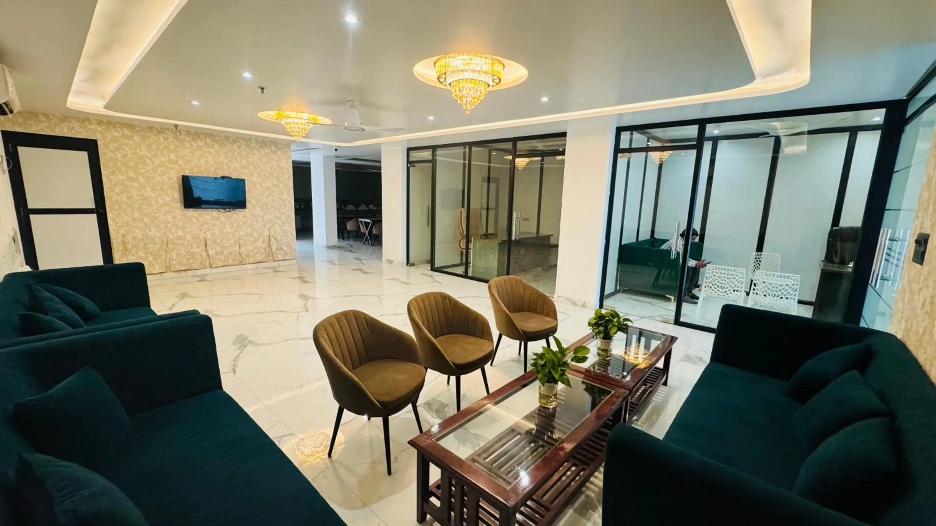 Communal lounge/ TV room in Raksha Suites & Banquet Greater Noida