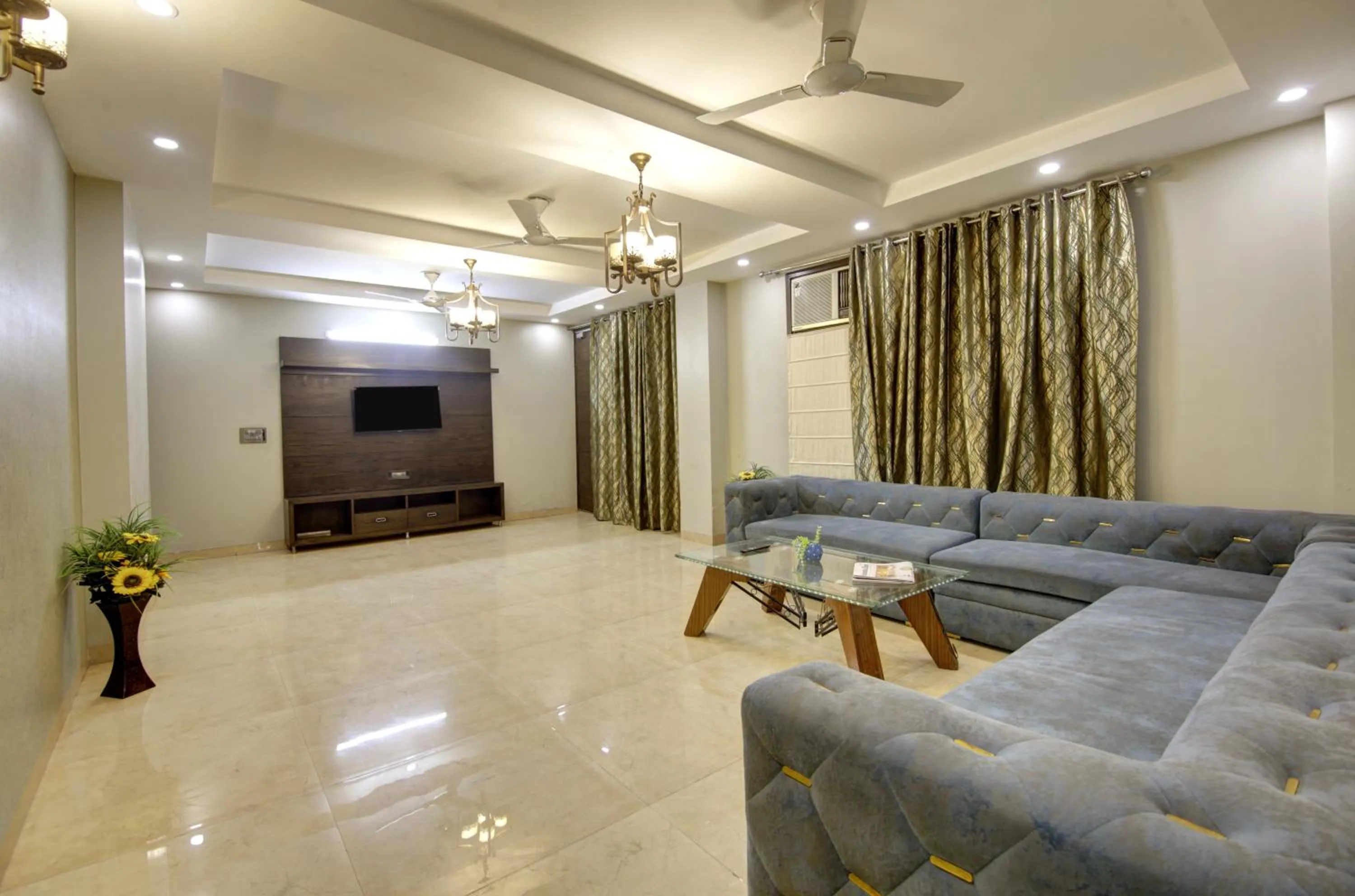 TV and multimedia in SONESTA LUXURY APARTMENT