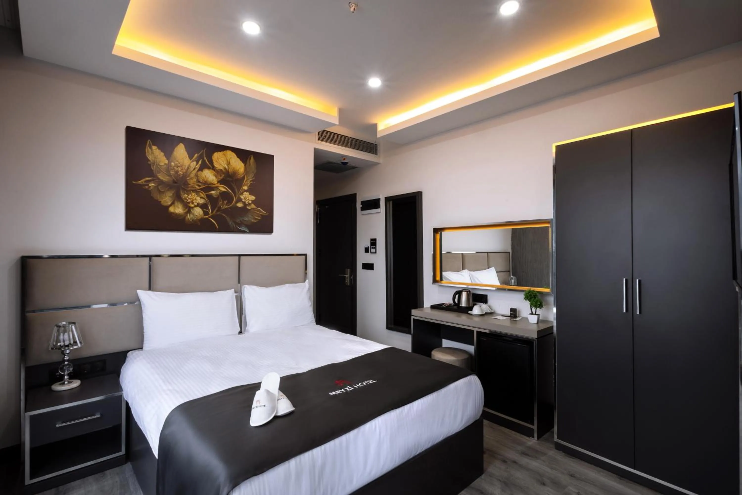 Photo of the whole room, Bed in Meyzi Hotel