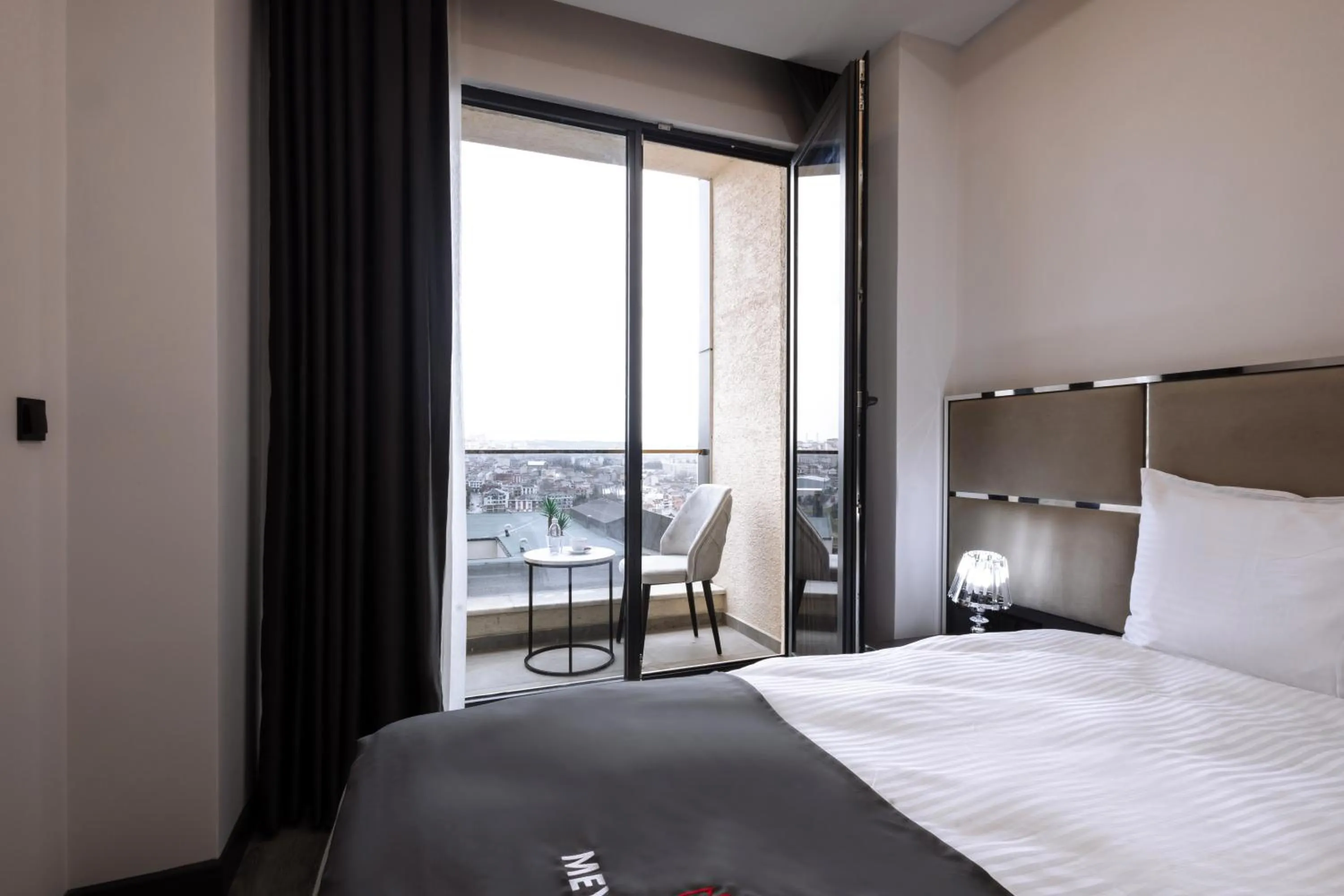 Balcony/Terrace, Bed in Meyzi Hotel