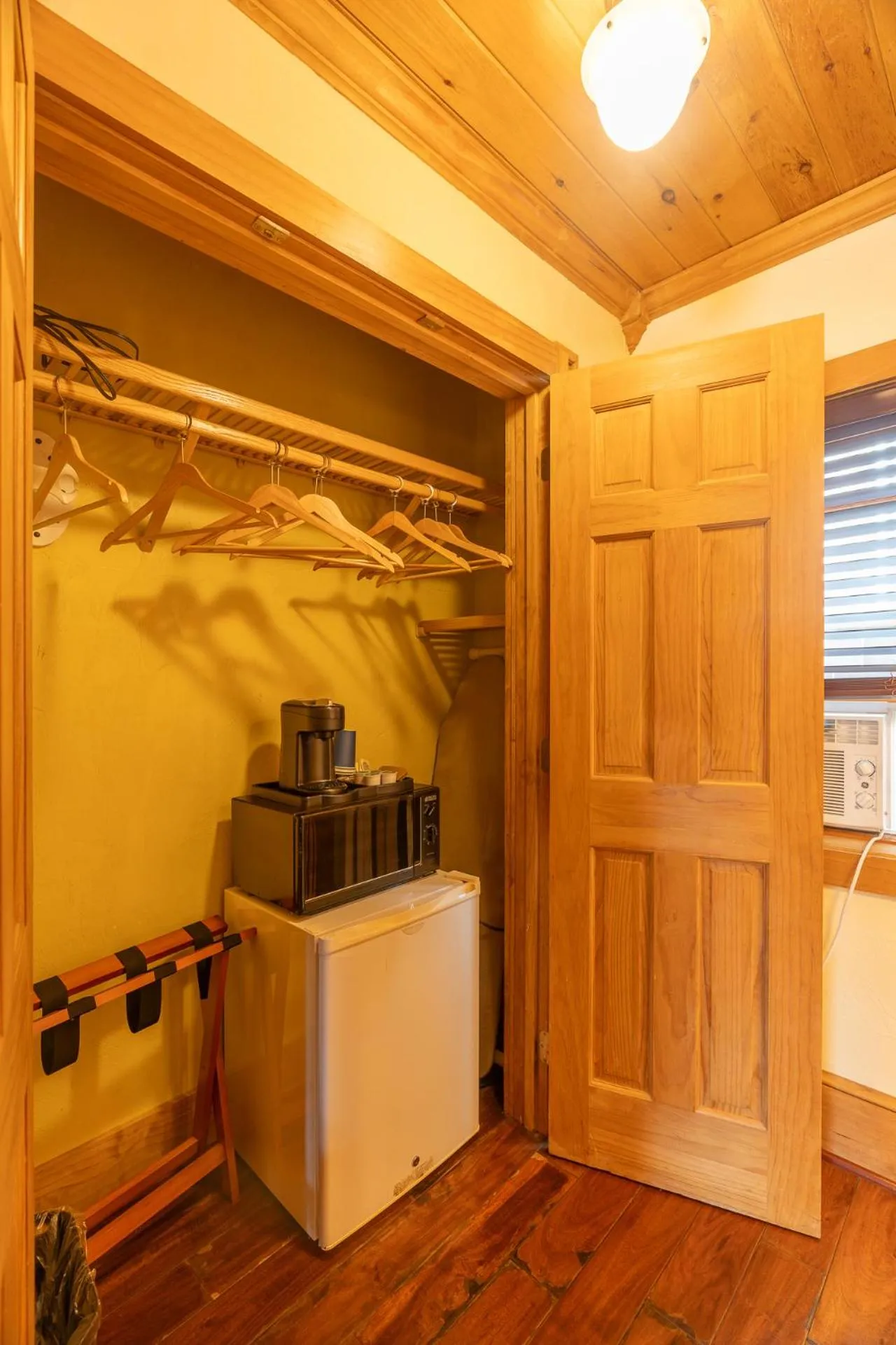 wardrobe in The Ridgeway Inn