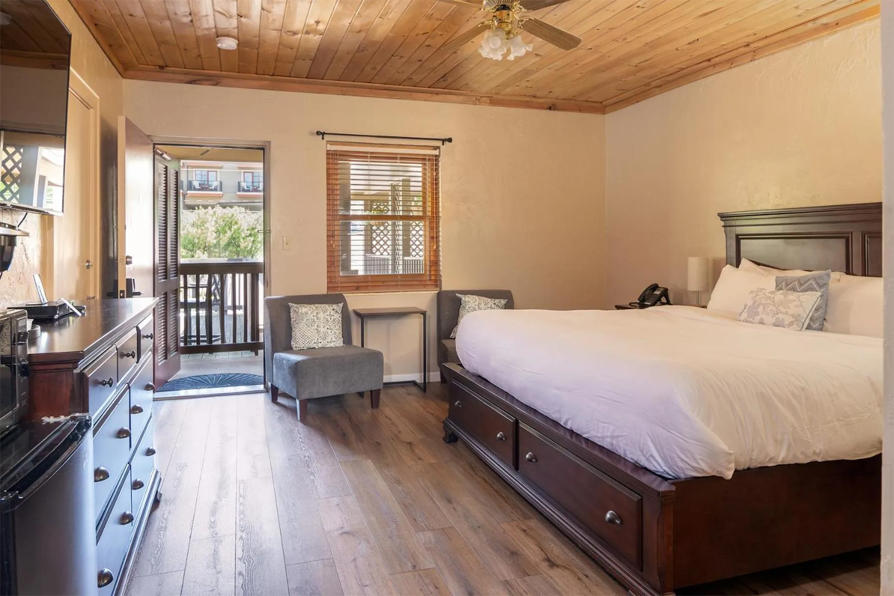 Photo of the whole room in The Ridgeway Inn