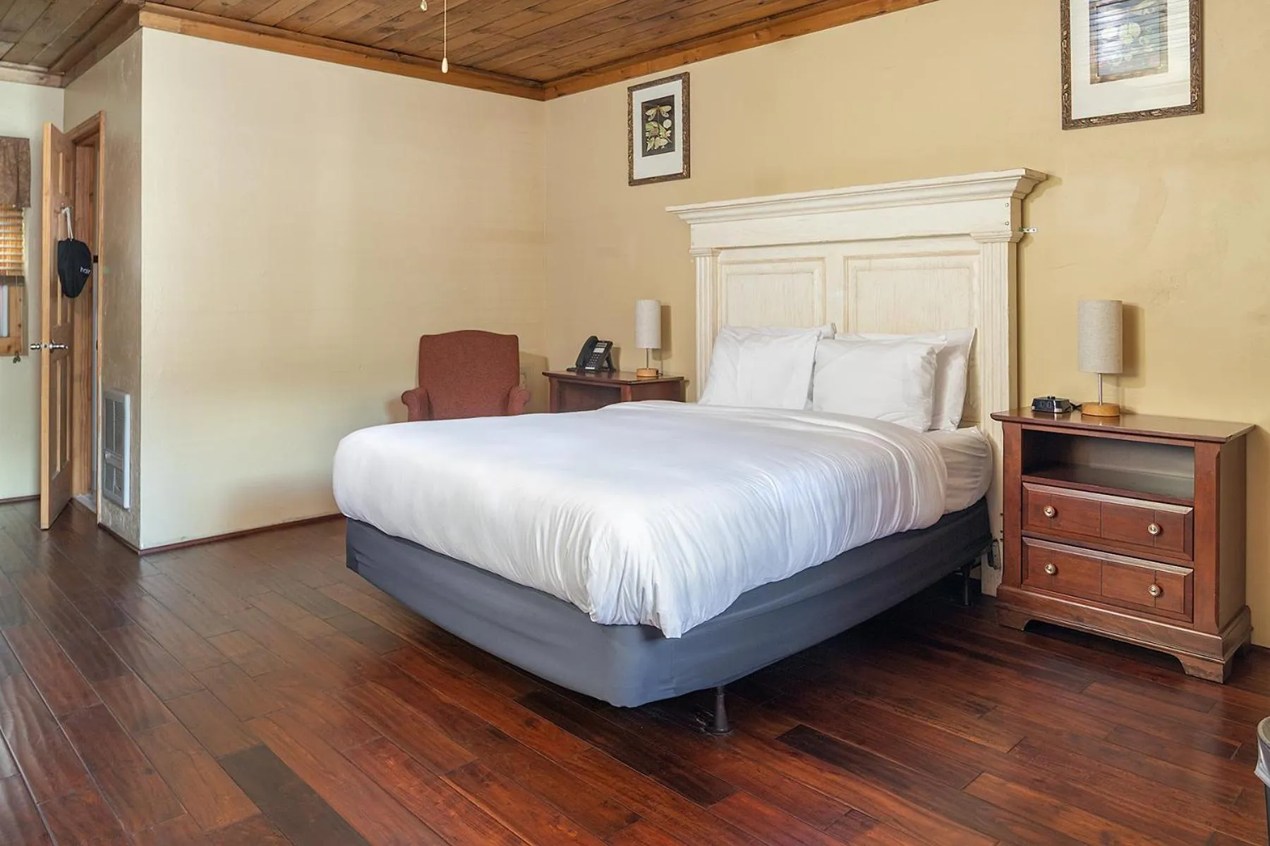 Bed in The Ridgeway Inn