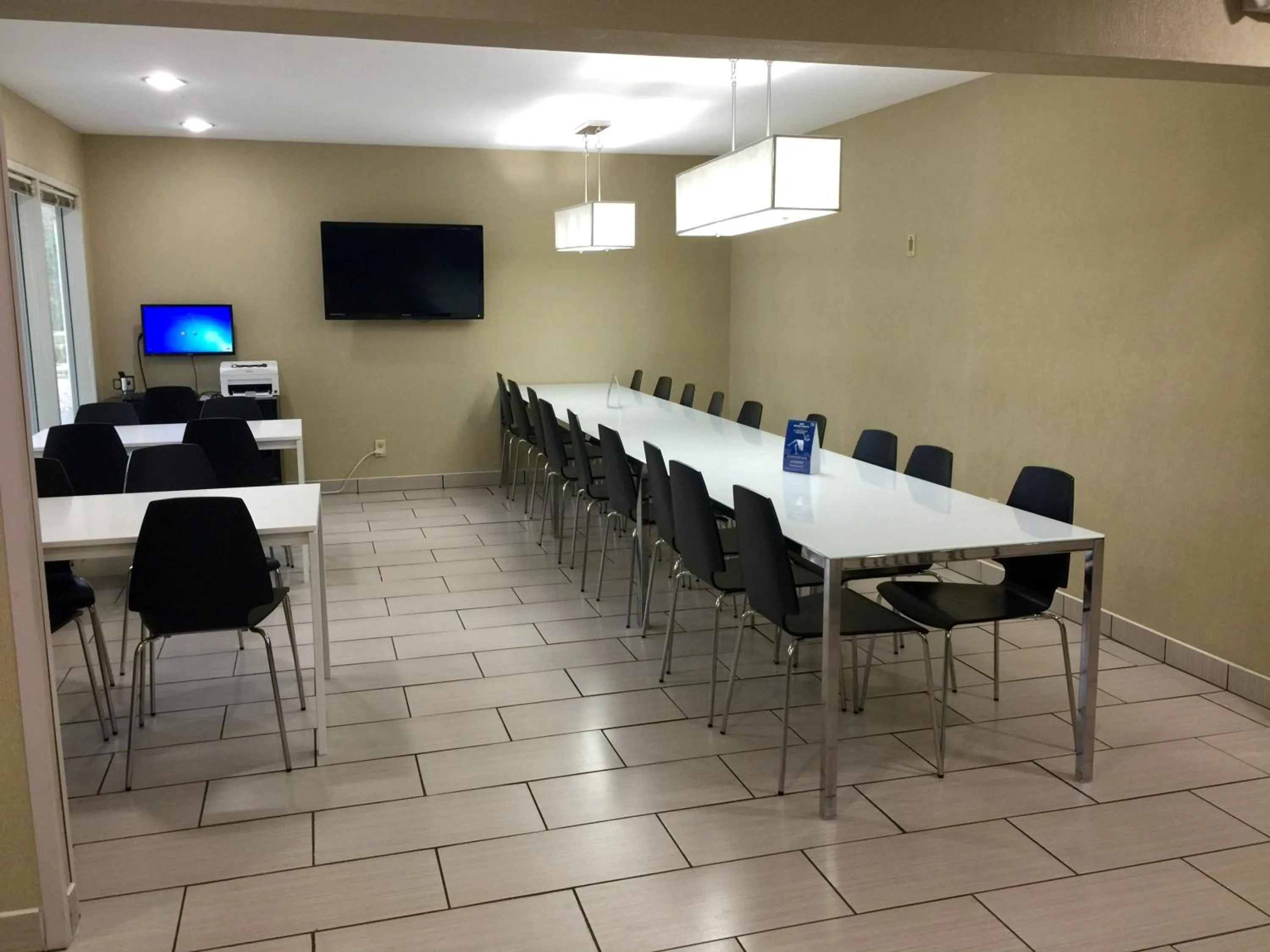 Communal lounge/ TV room in Super 8 by Wyndham Madison East