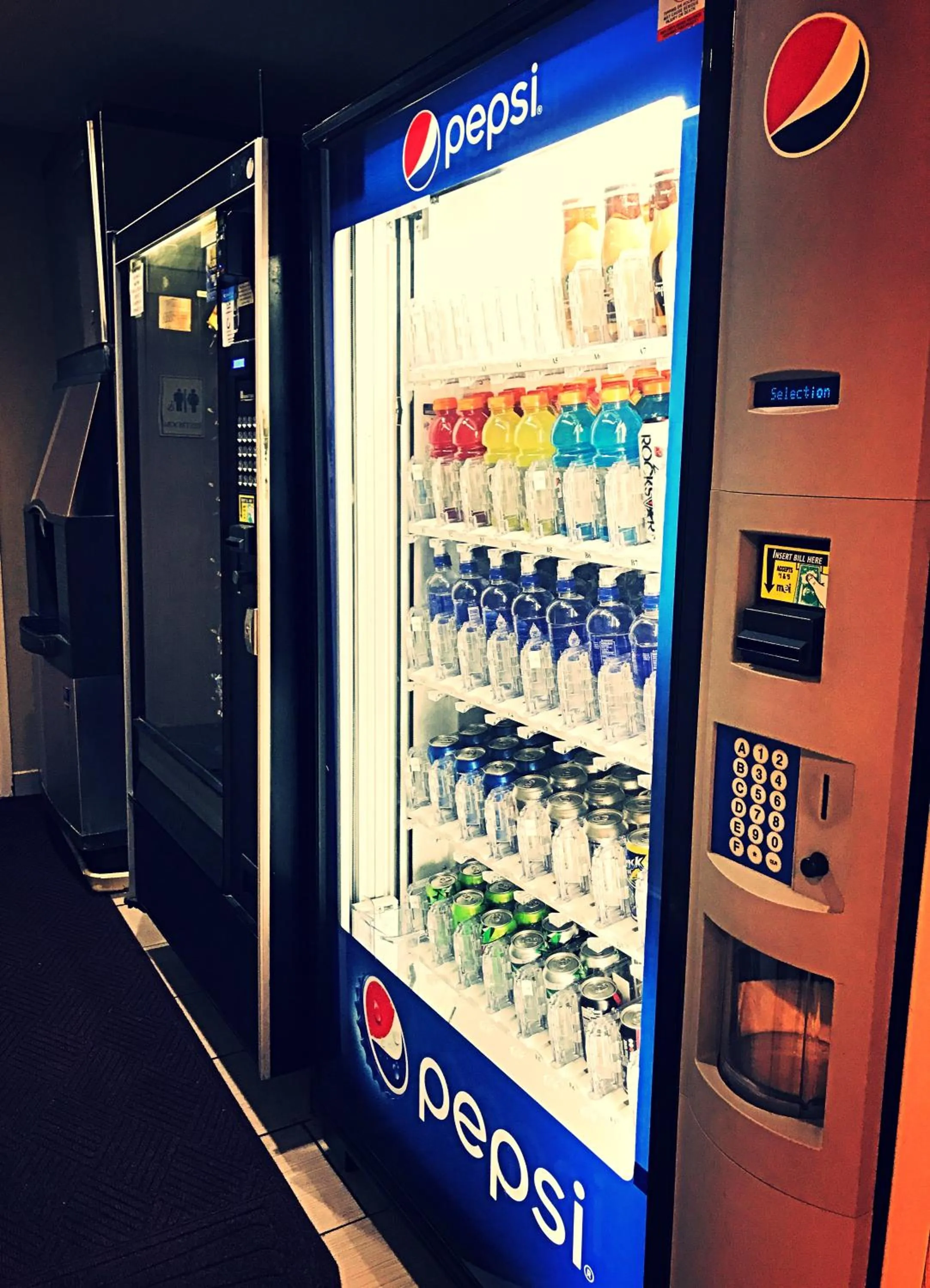 Food and drinks, Supermarket/Shops in Super 8 by Wyndham Madison East