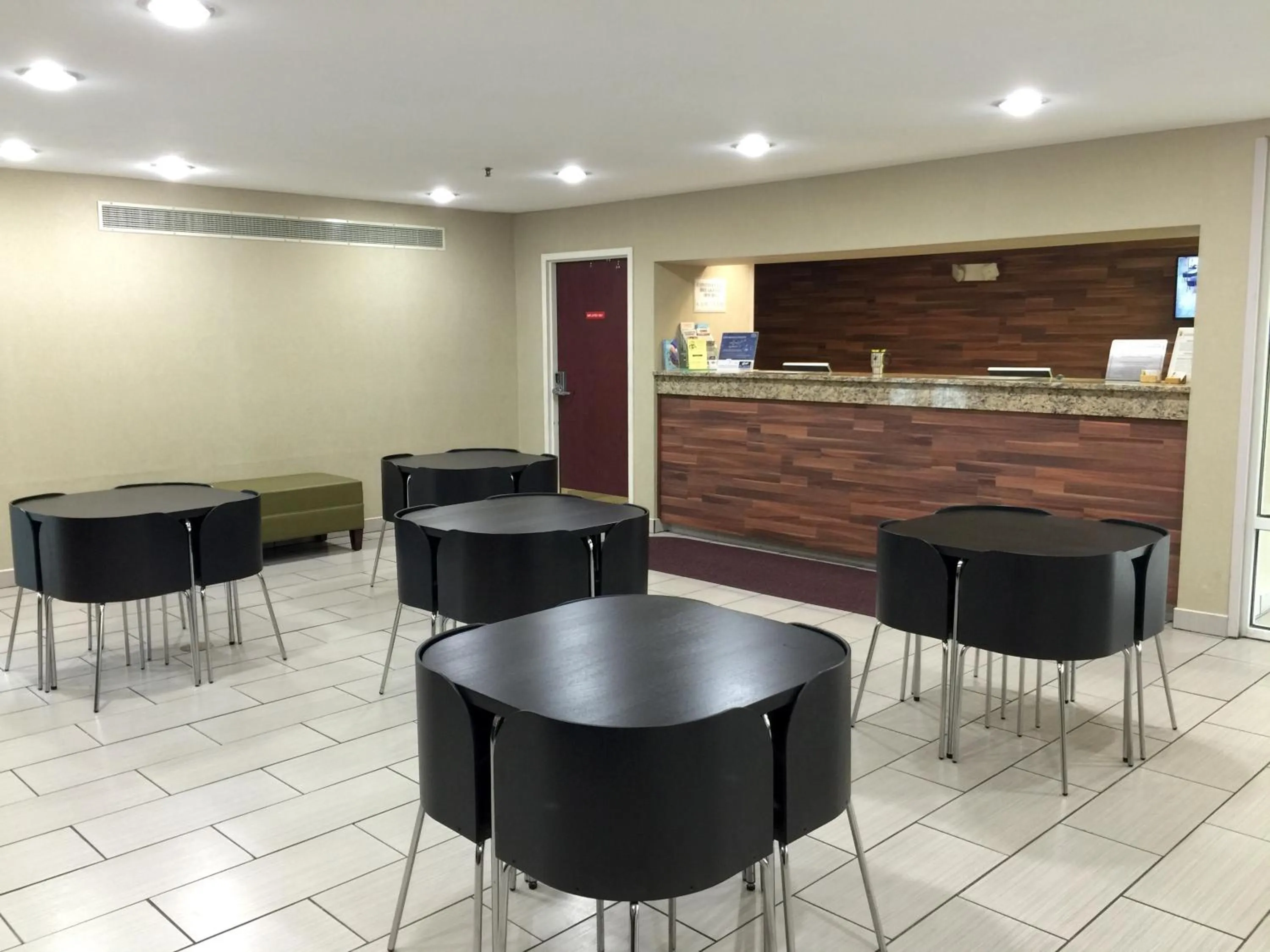 Lobby or reception, Lounge/Bar in Super 8 by Wyndham Madison East