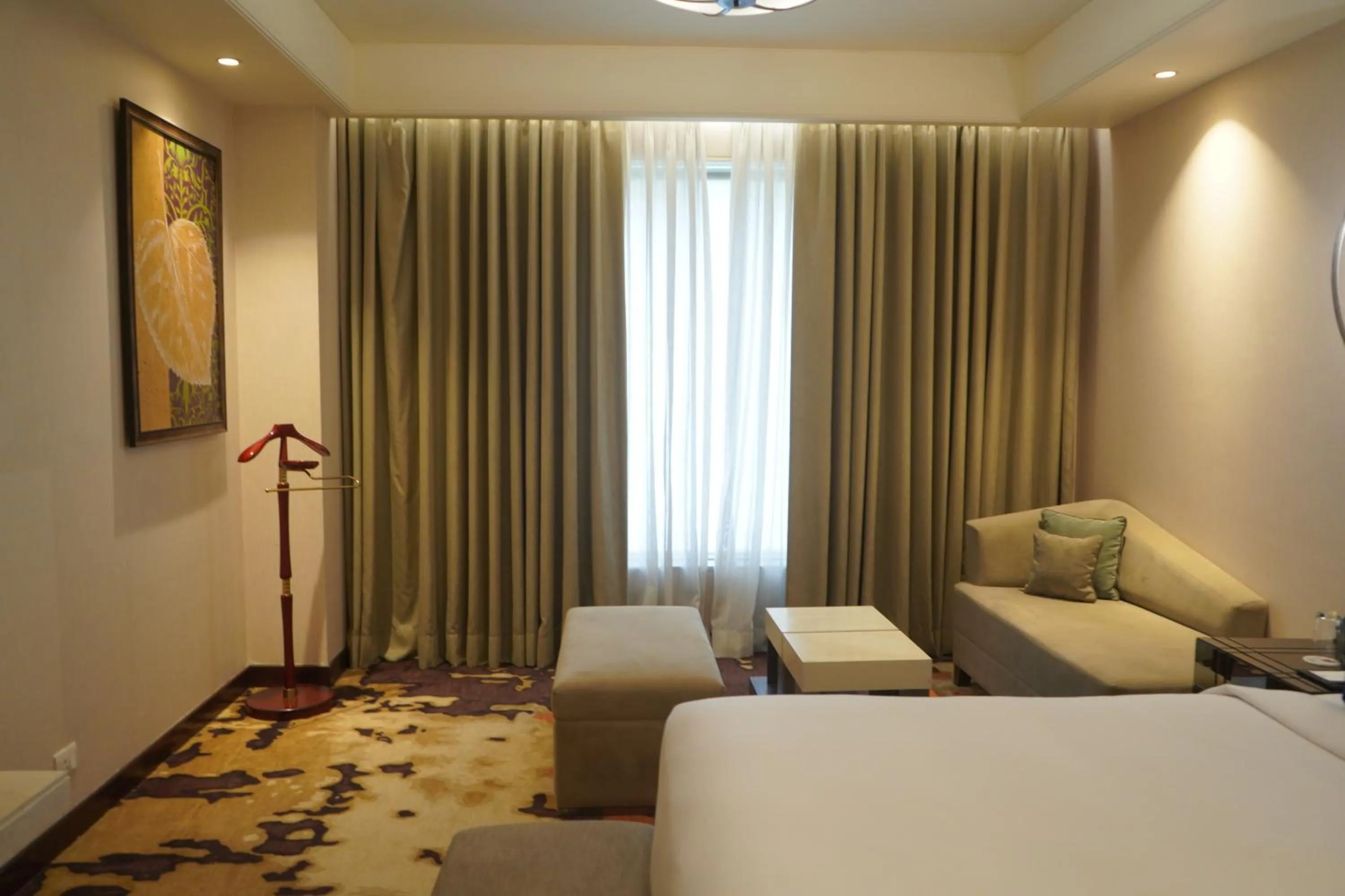 Seating area, Bed in DoubleTree by Hilton Agra