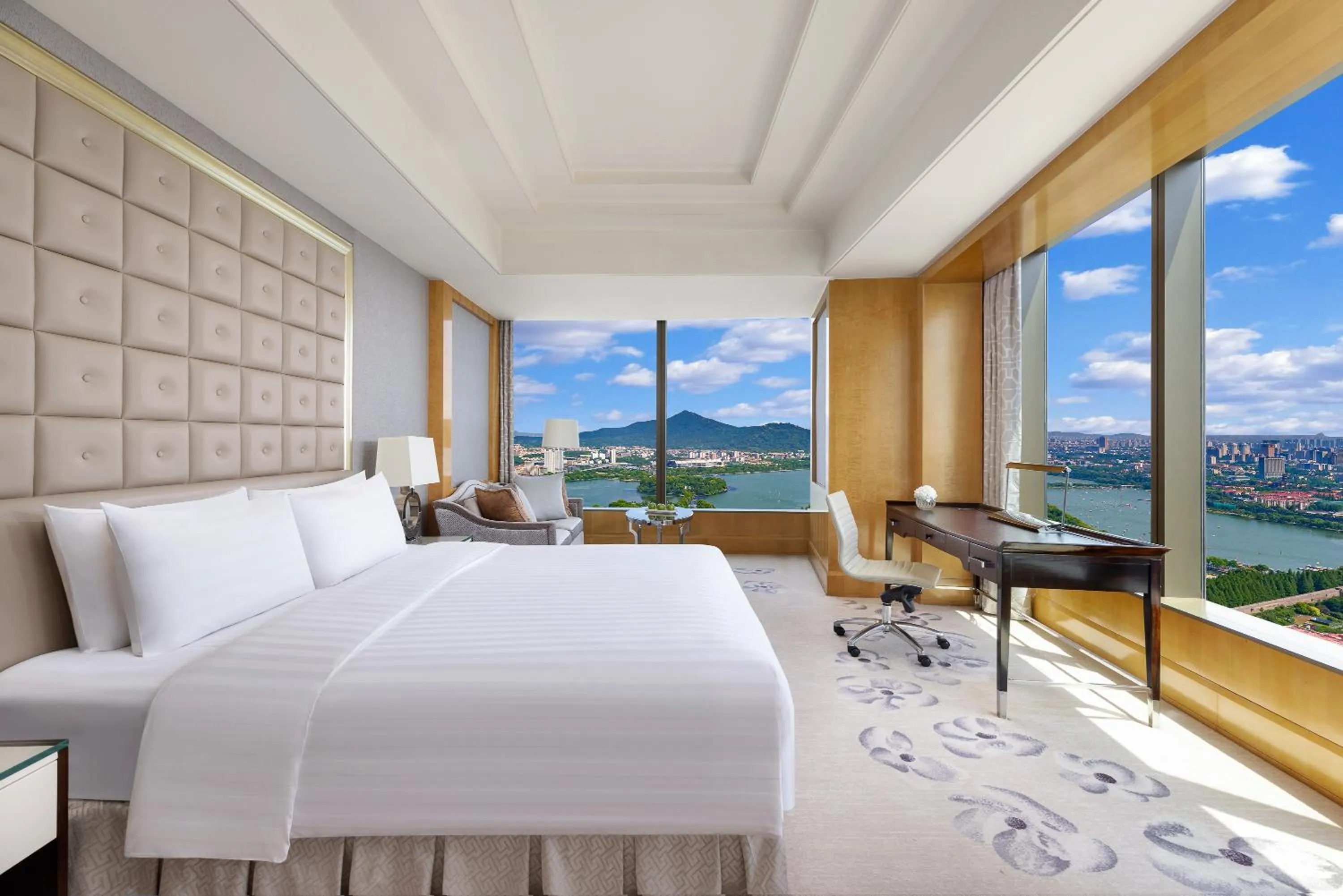 Bedroom, Bed in Shangri-La Nanjing