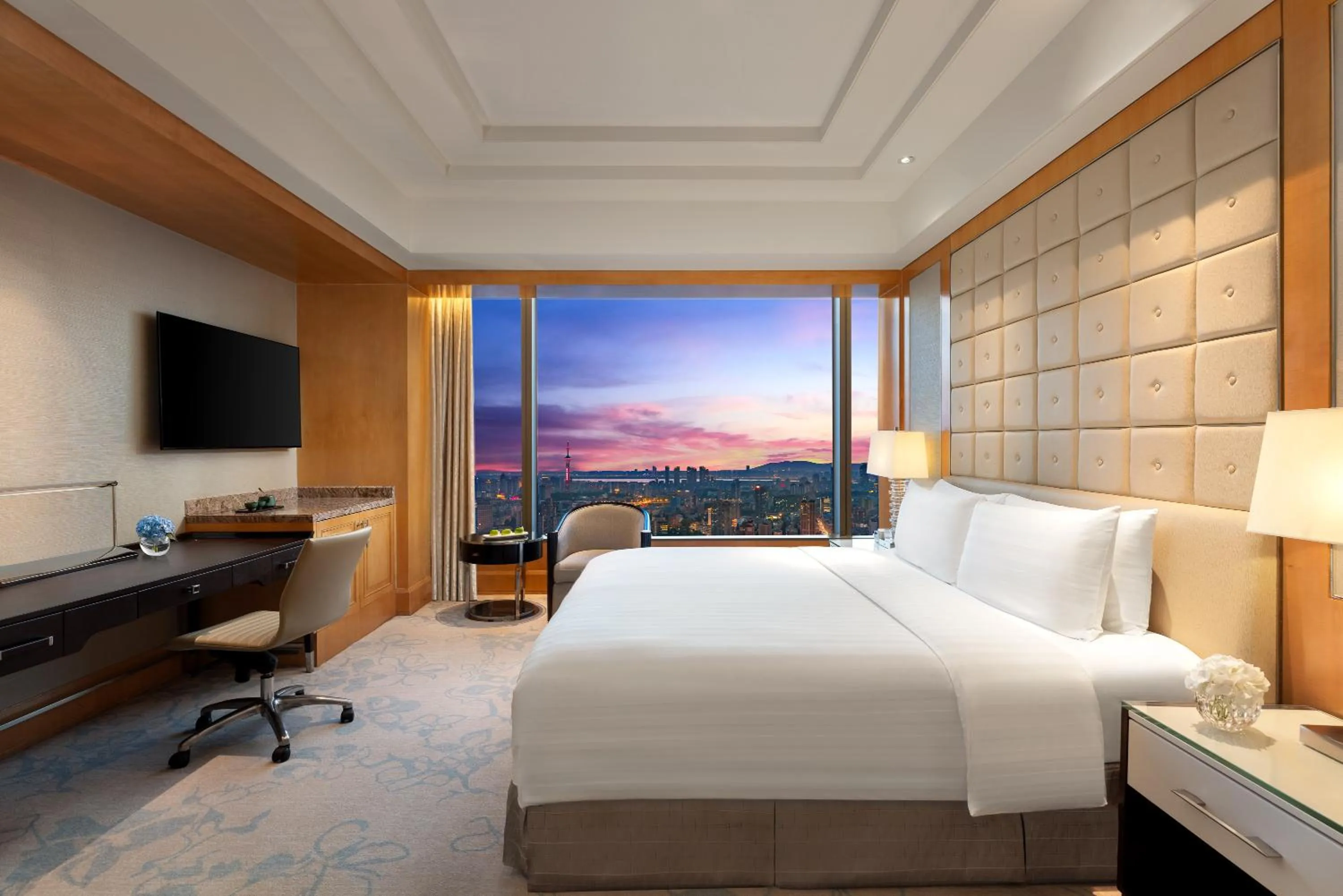 Bedroom, Bed in Shangri-La Nanjing