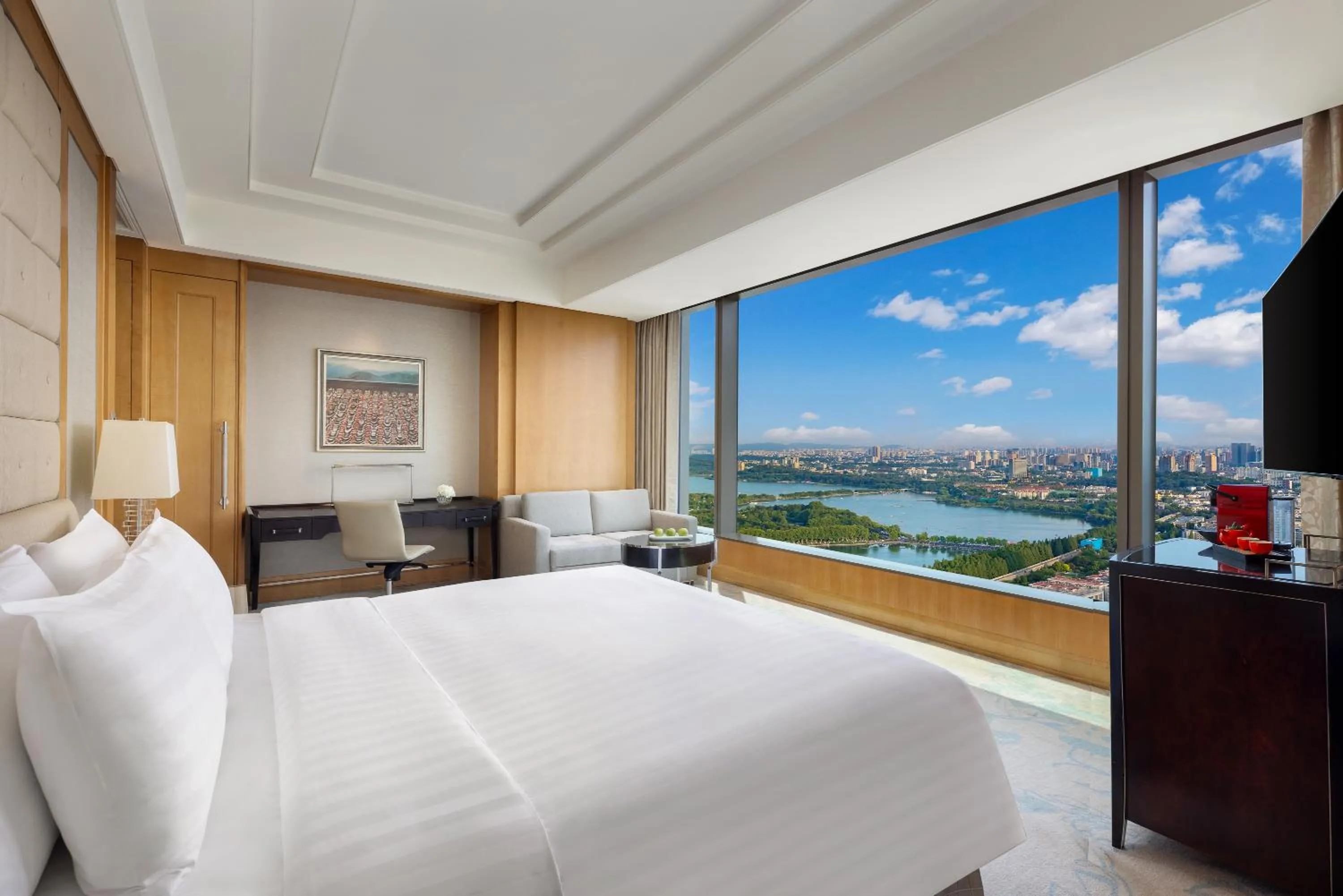 Bedroom, Bed in Shangri-La Nanjing