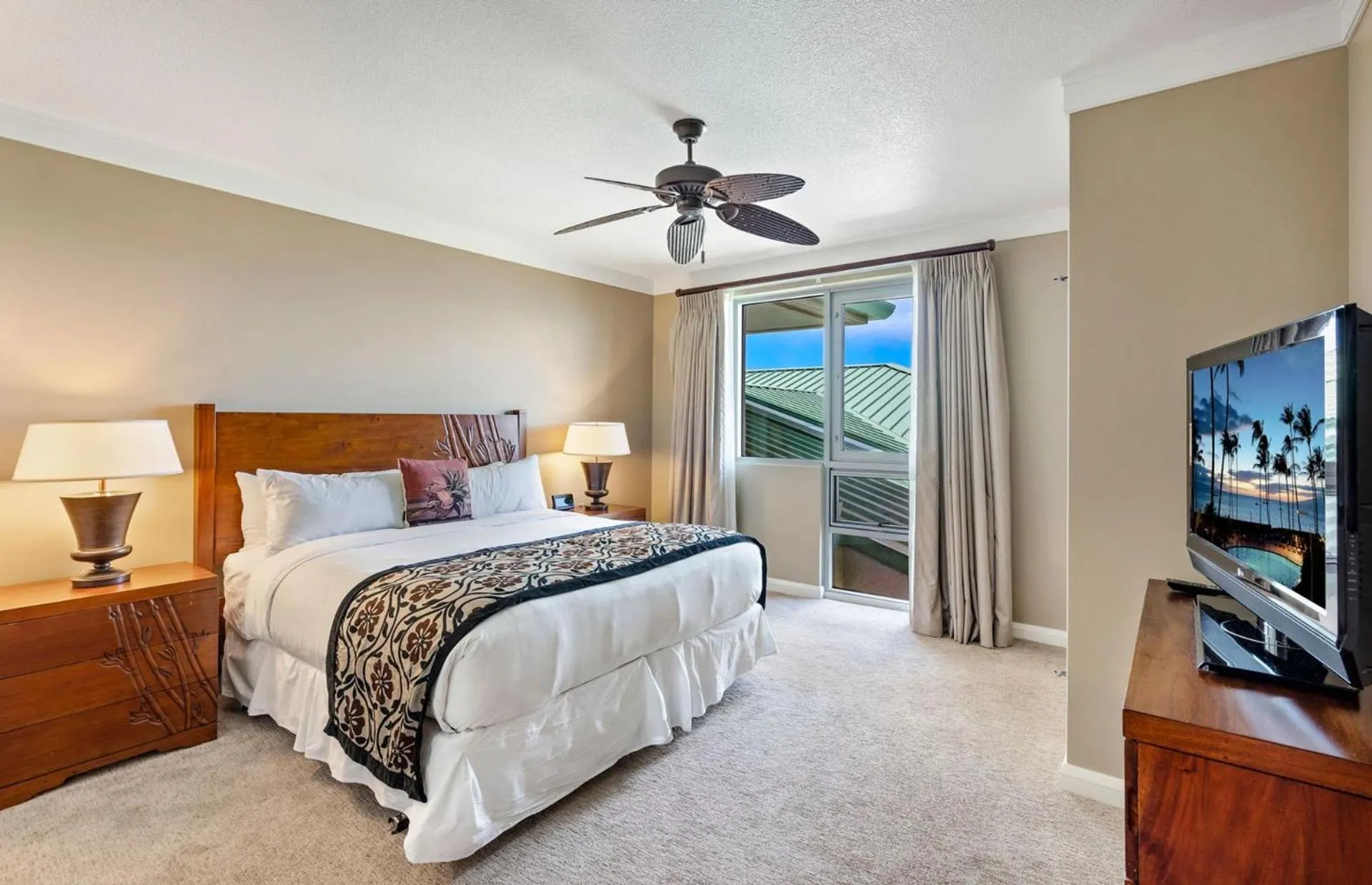 Property building, Bed in Honua Kai Resort And Spa By Maui Resort Rentals