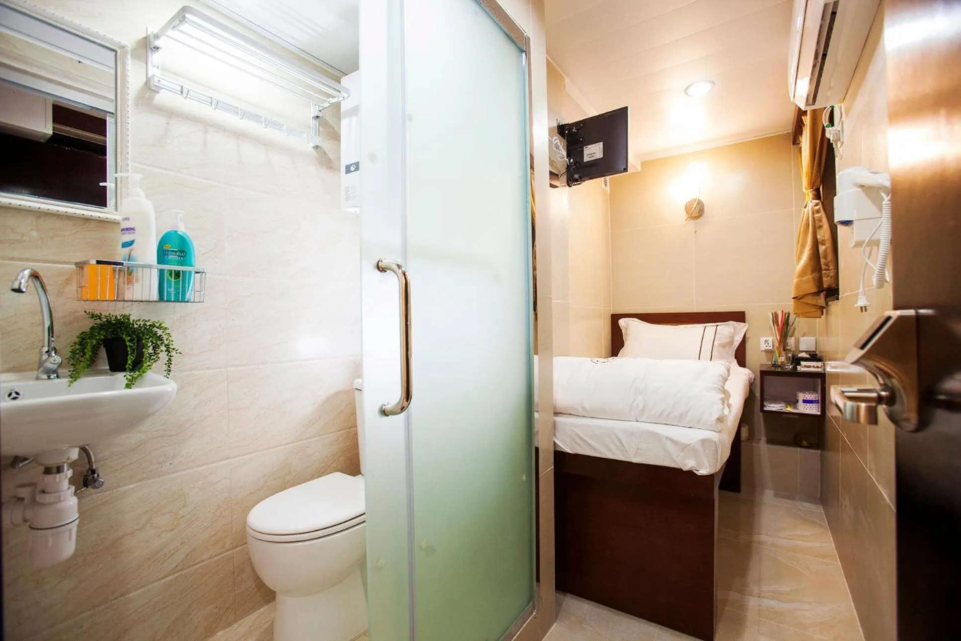 Bedroom, Bed in Joyous Guest House