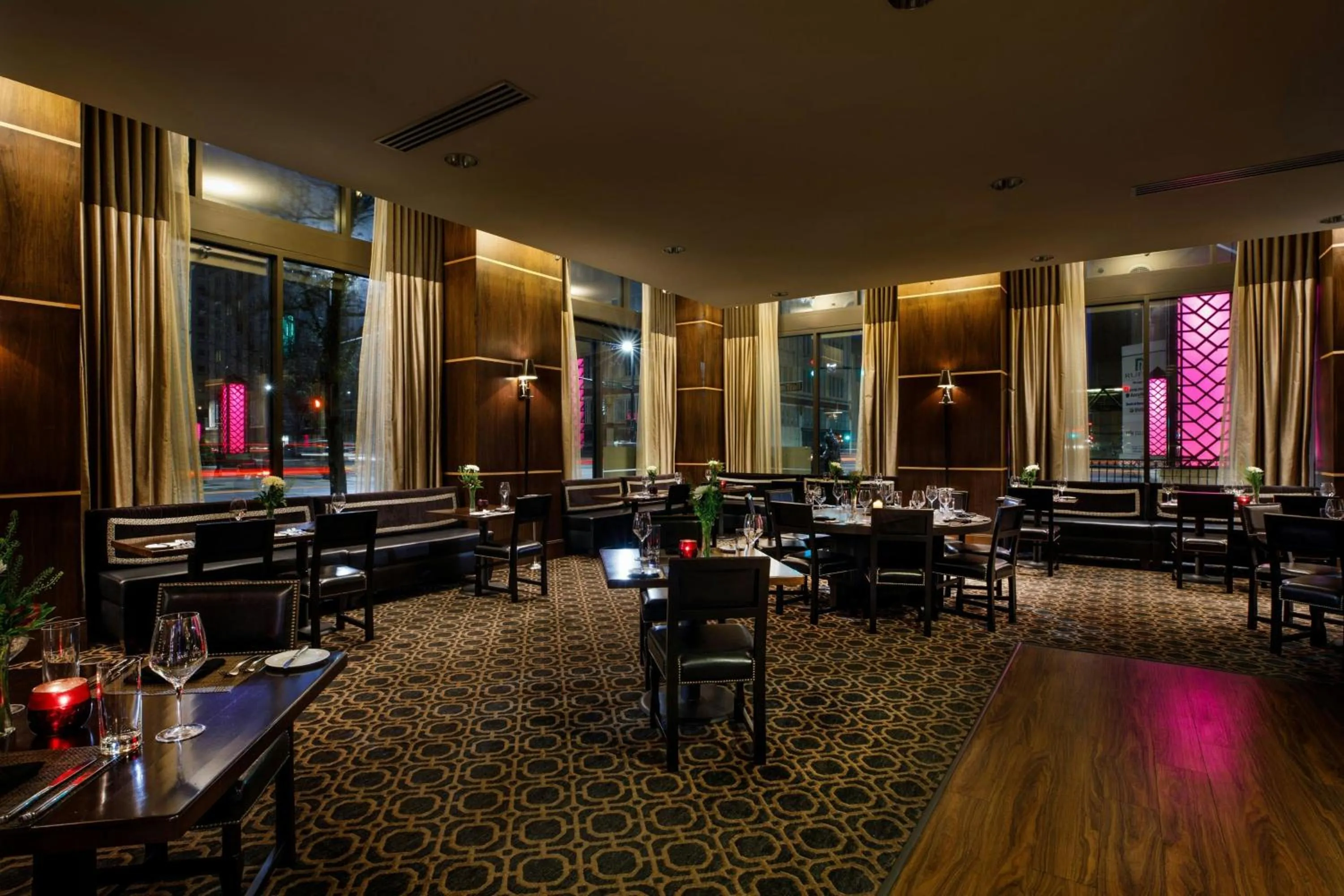 Restaurant/places to eat in Ambassador Hotel Wichita, Autograph Collection