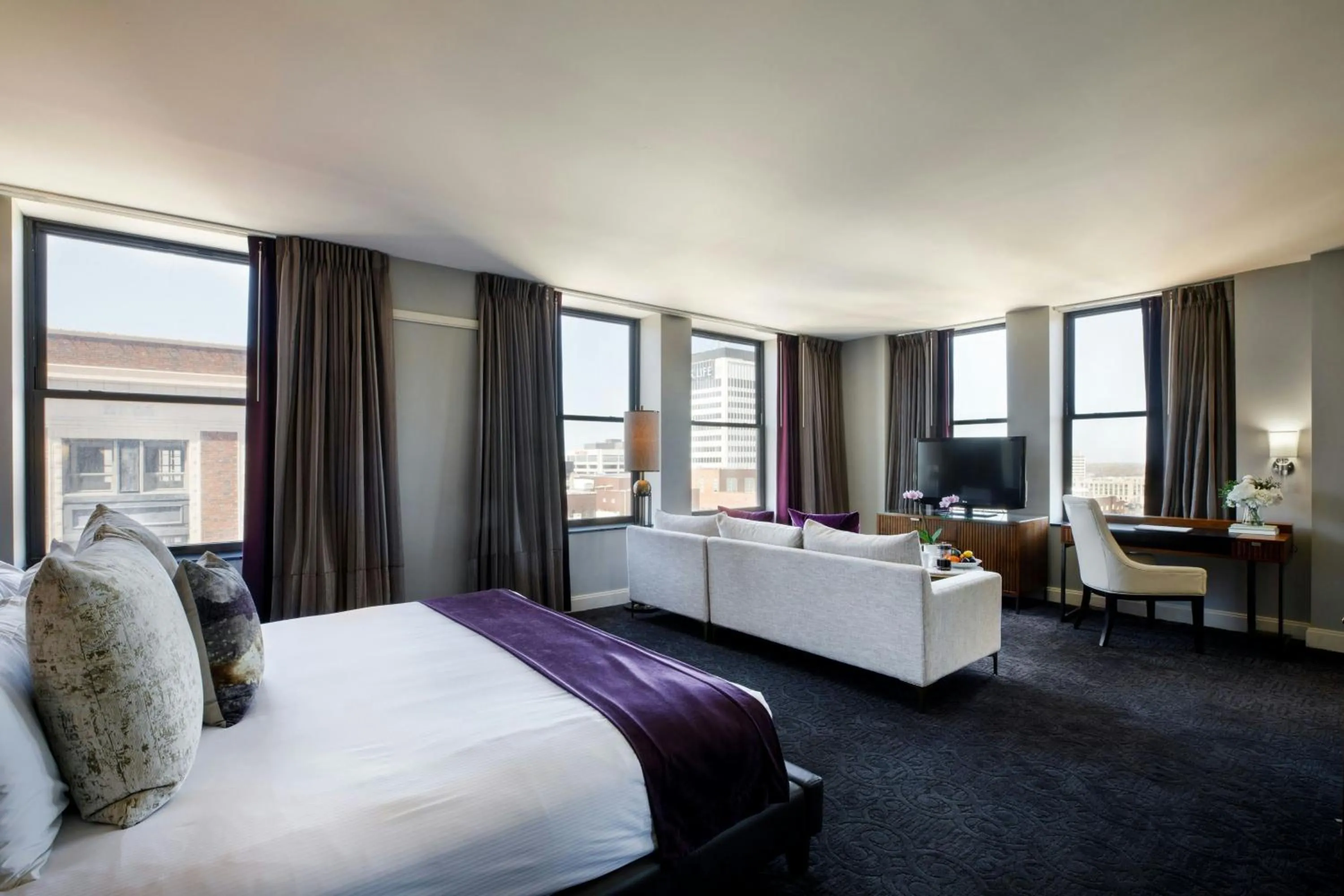 Photo of the whole room, Bed in Ambassador Hotel Wichita, Autograph Collection