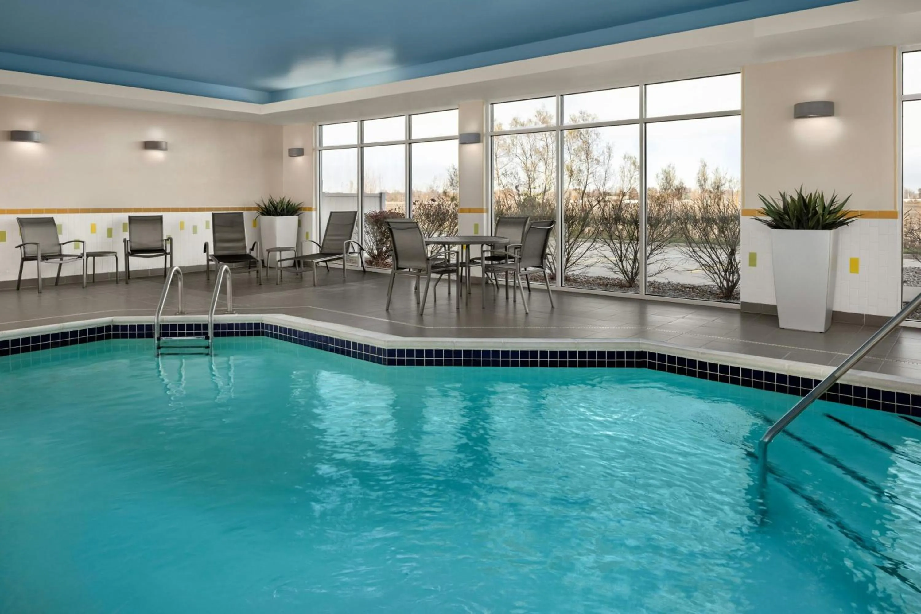 Swimming pool in Fairfield Inn & Suites by Marriott St. Louis Pontoon Beach/Granite City, IL