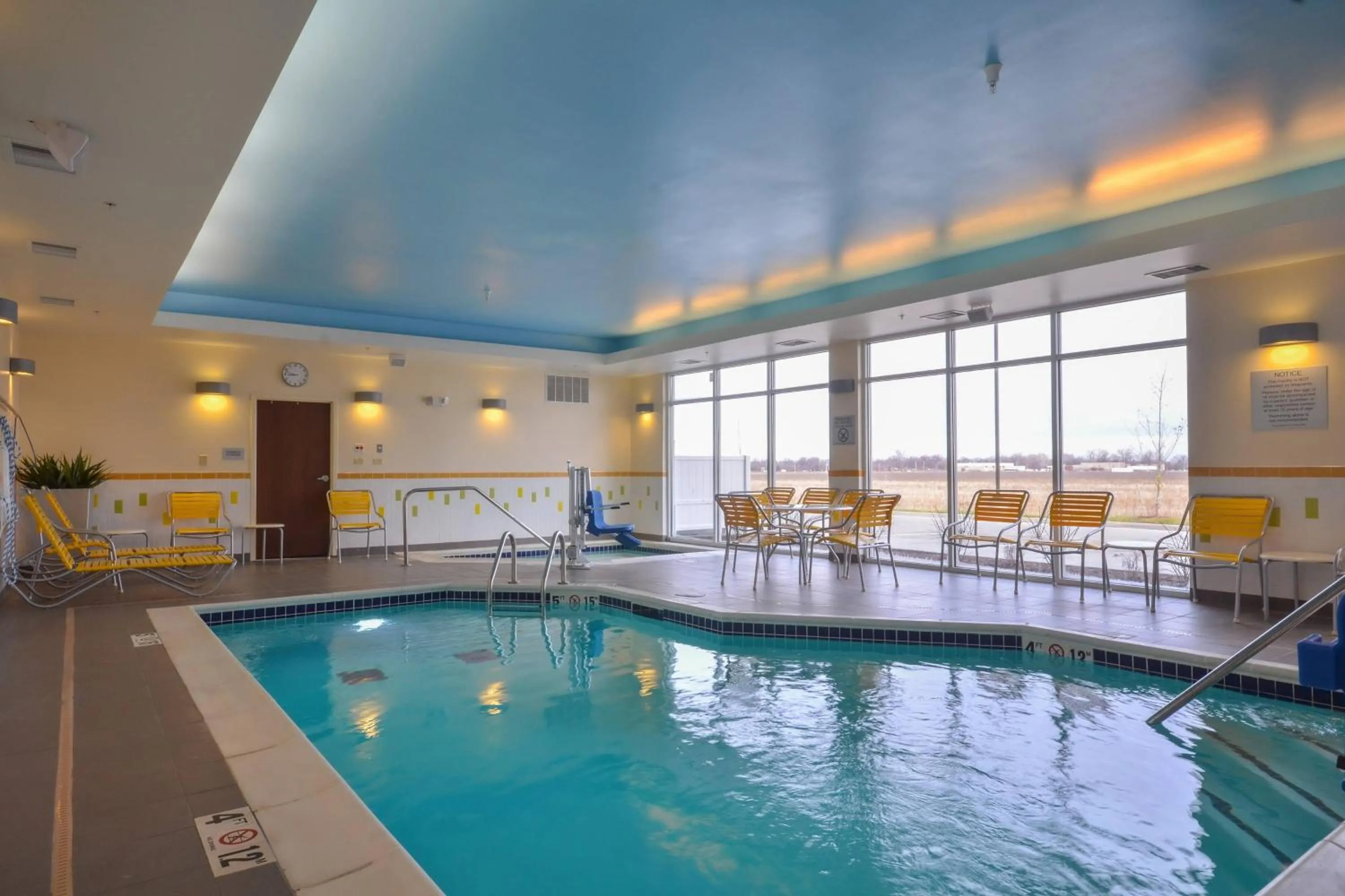 Swimming pool in Fairfield Inn & Suites by Marriott St. Louis Pontoon Beach/Granite City, IL