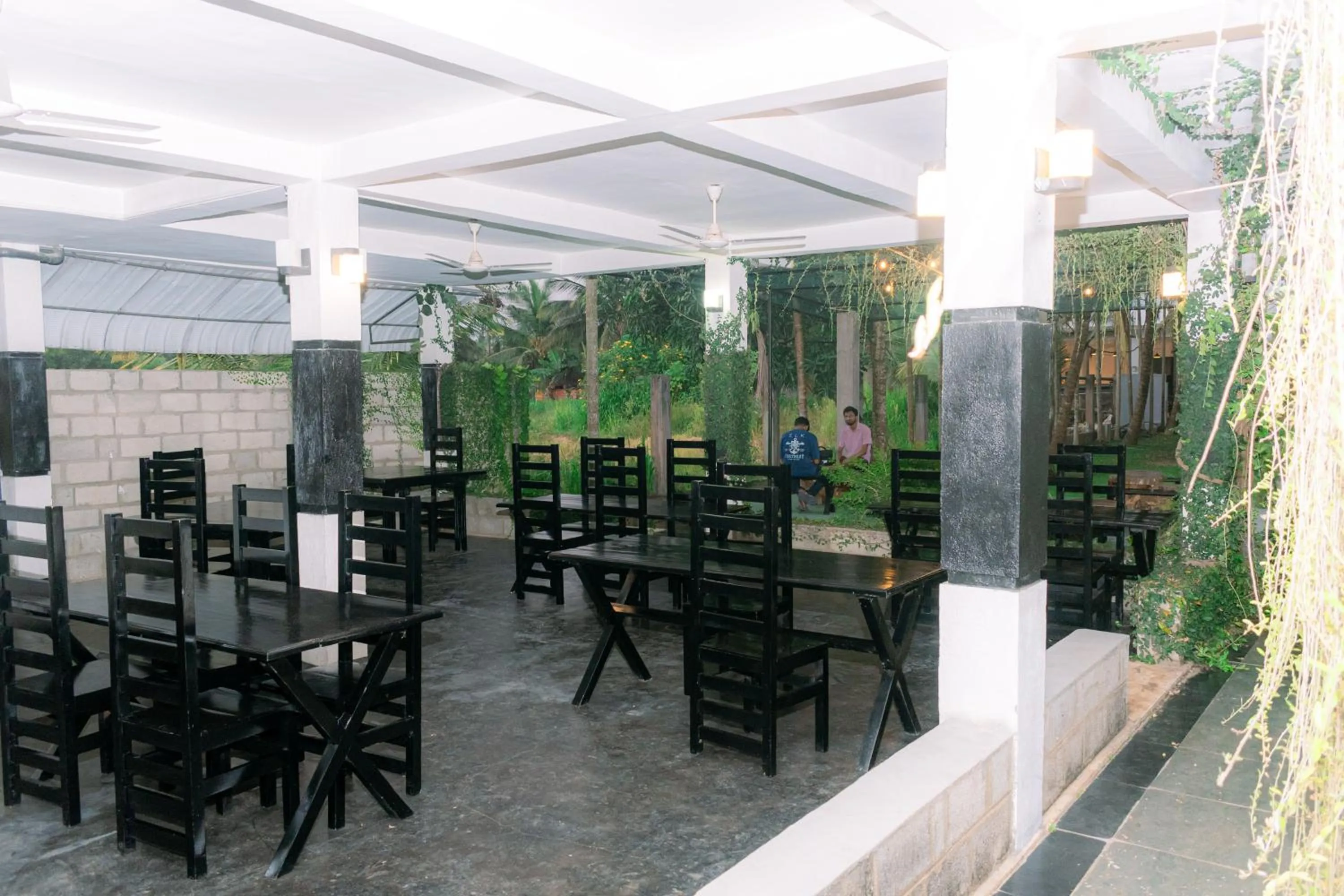Restaurant/places to eat in Eco Hotel Black & White - Anuradhapura
