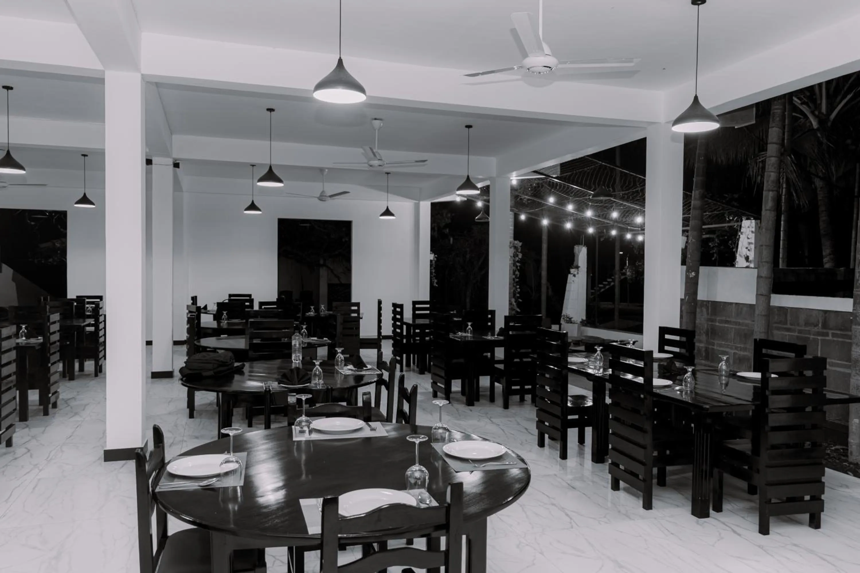 Restaurant/places to eat in Eco Hotel Black & White - Anuradhapura