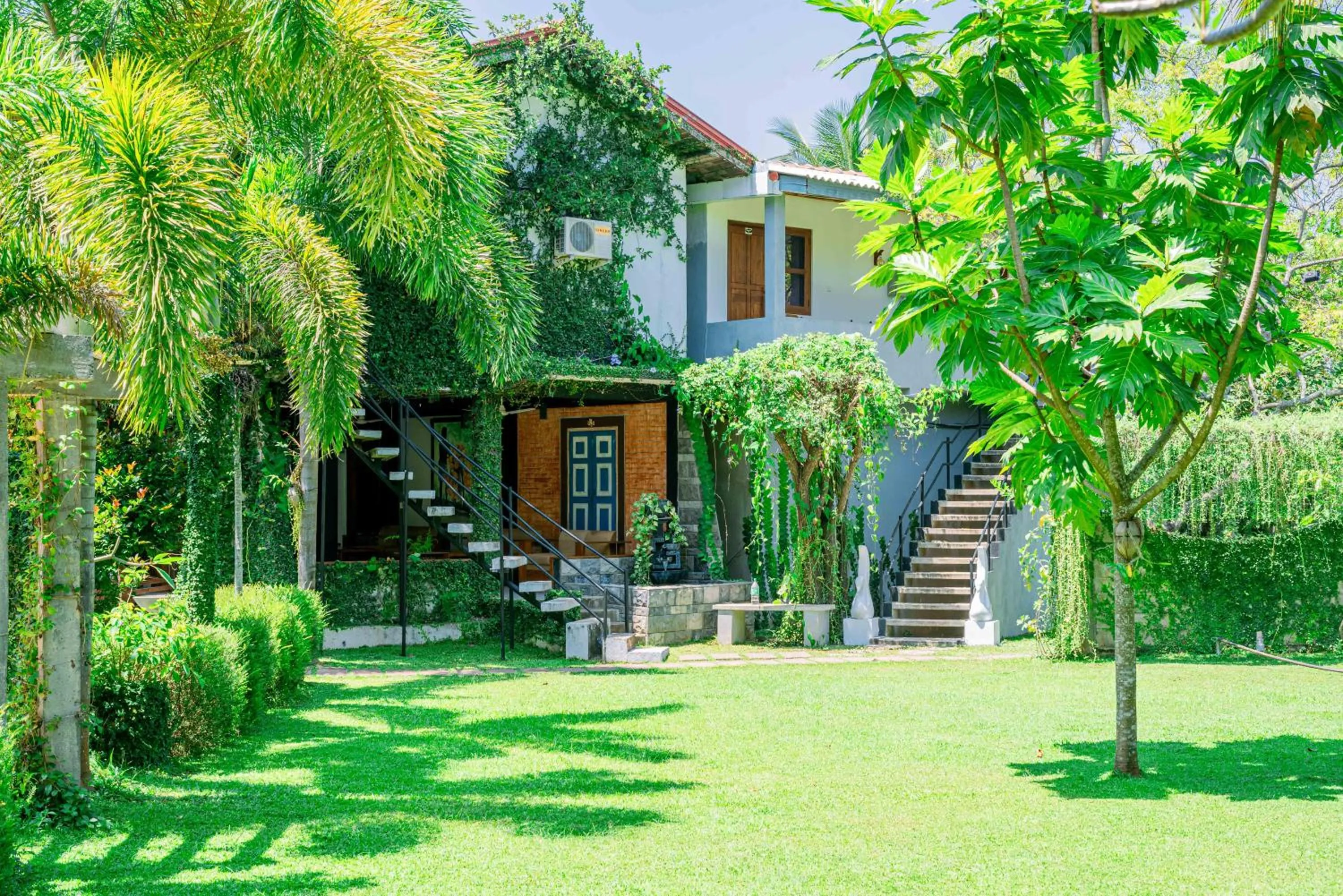 Garden in Eco Hotel Black & White - Anuradhapura