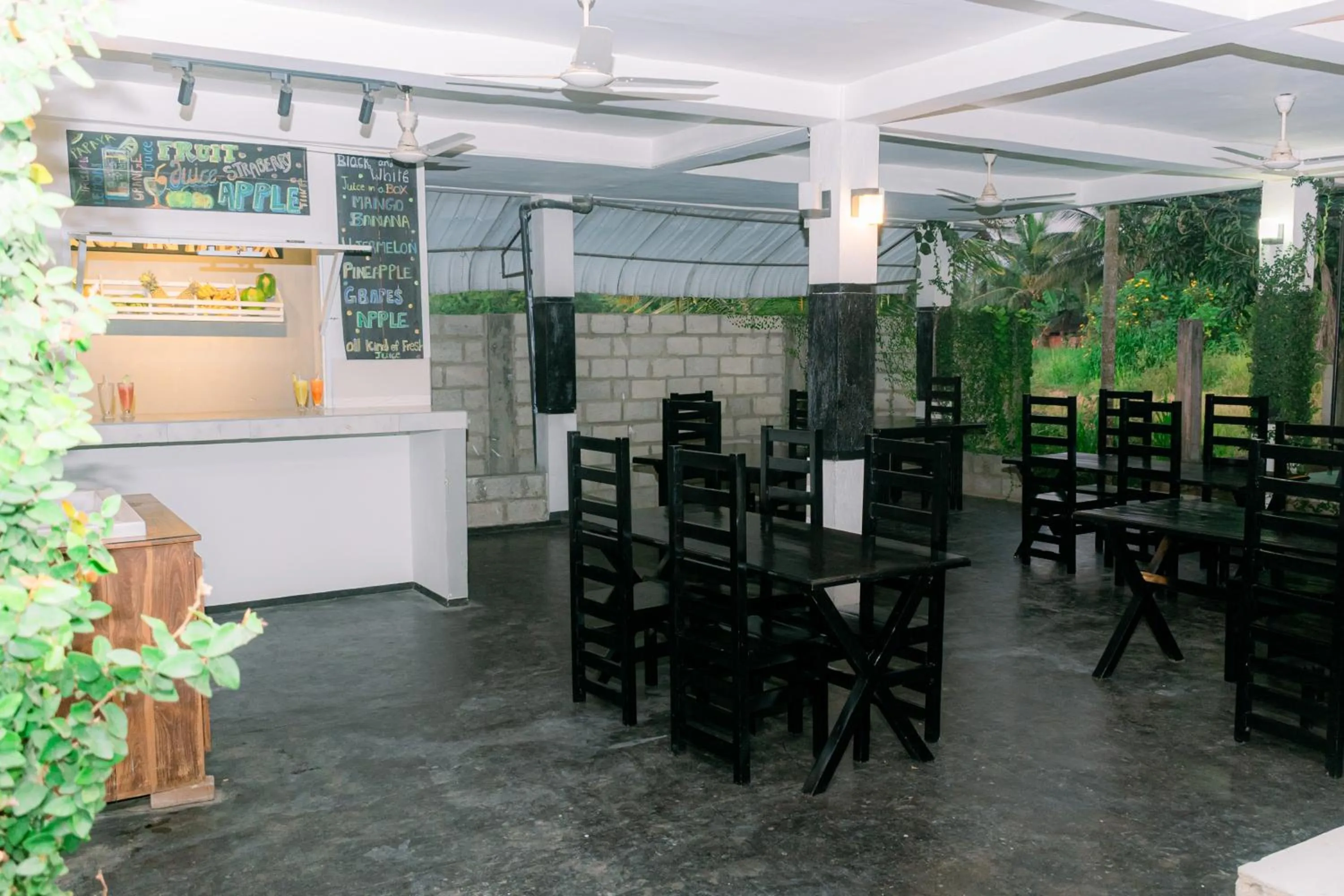 Restaurant/places to eat in Eco Hotel Black & White - Anuradhapura
