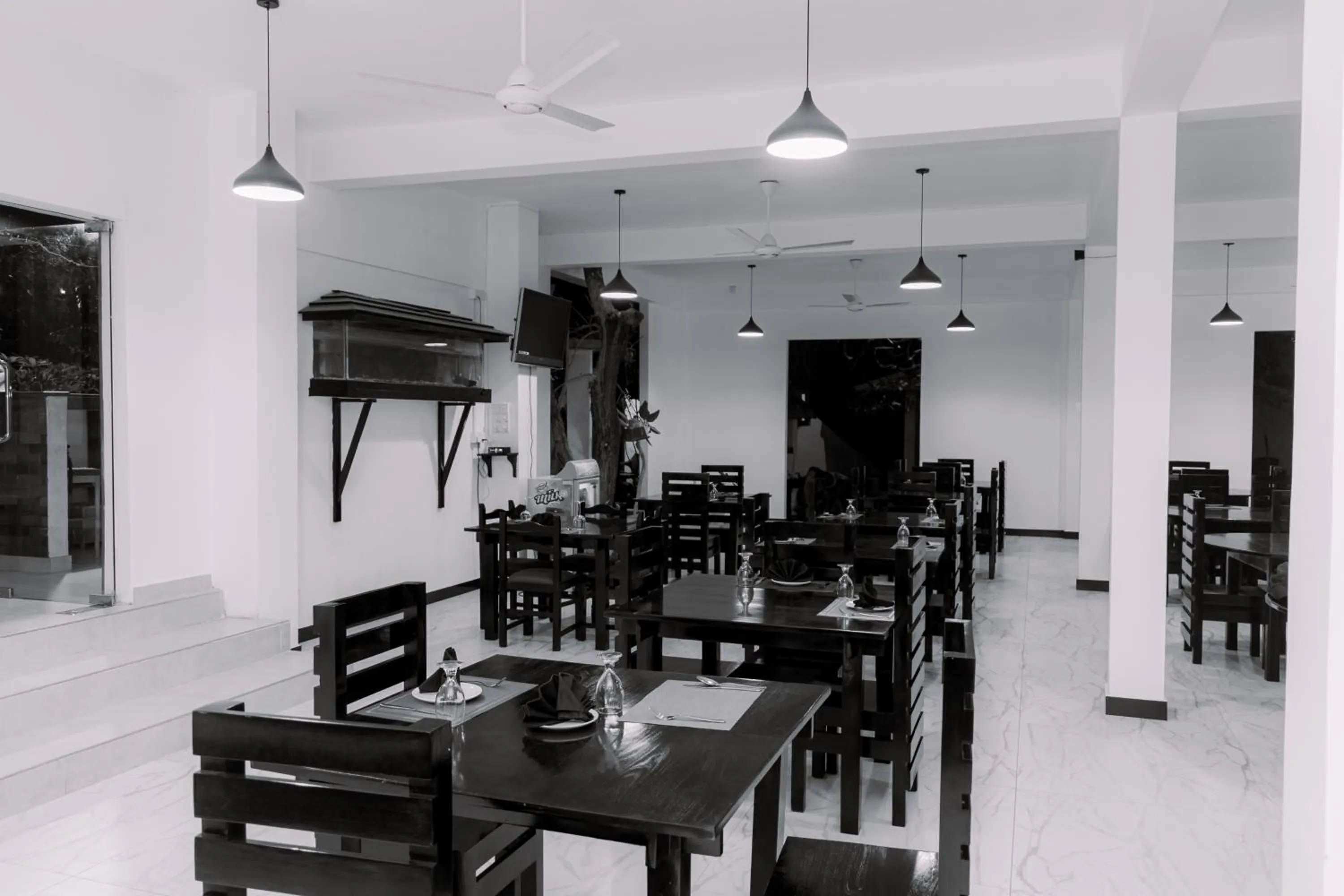 Restaurant/places to eat in Eco Hotel Black & White - Anuradhapura