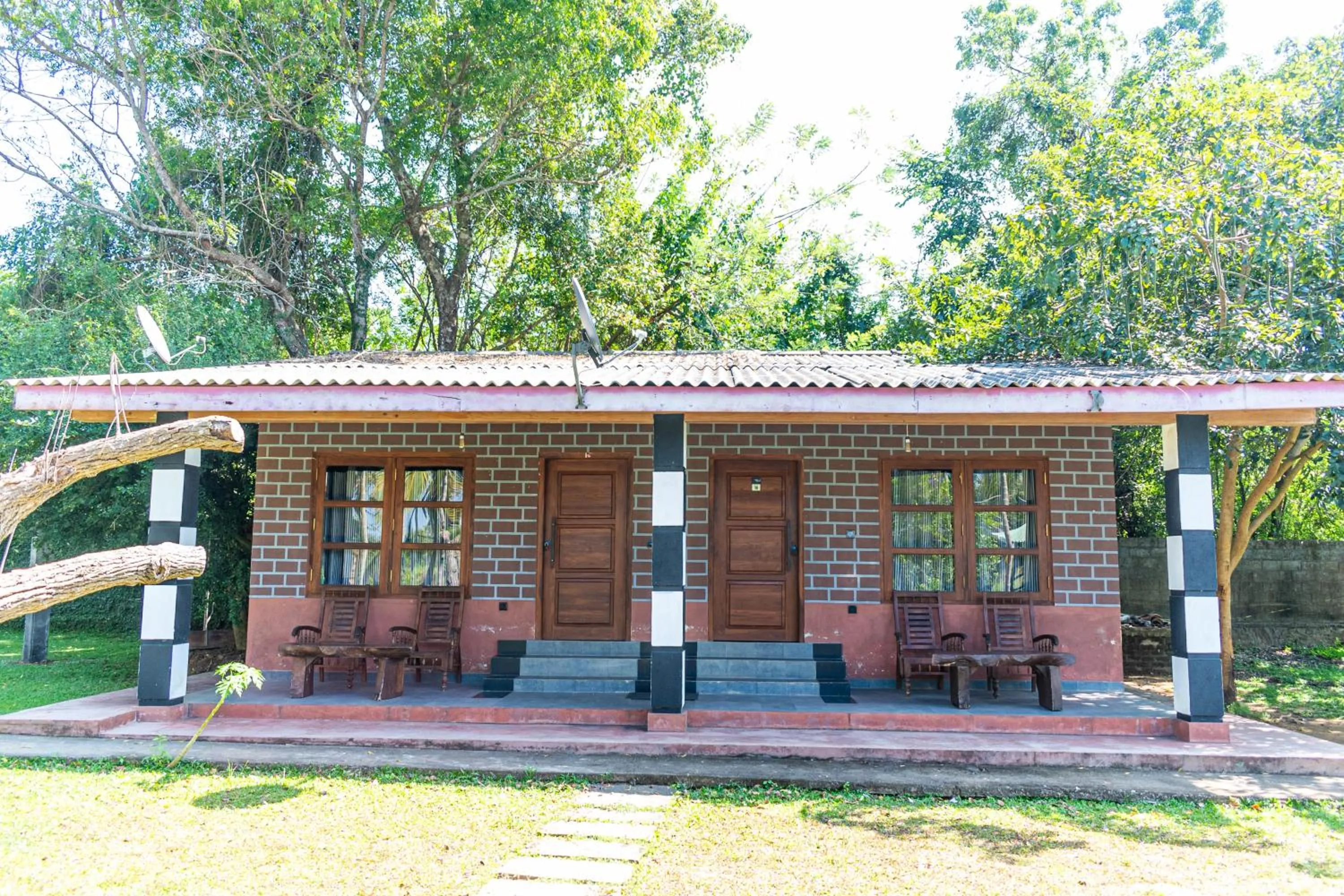 Eco Hotel Black & White - Anuradhapura