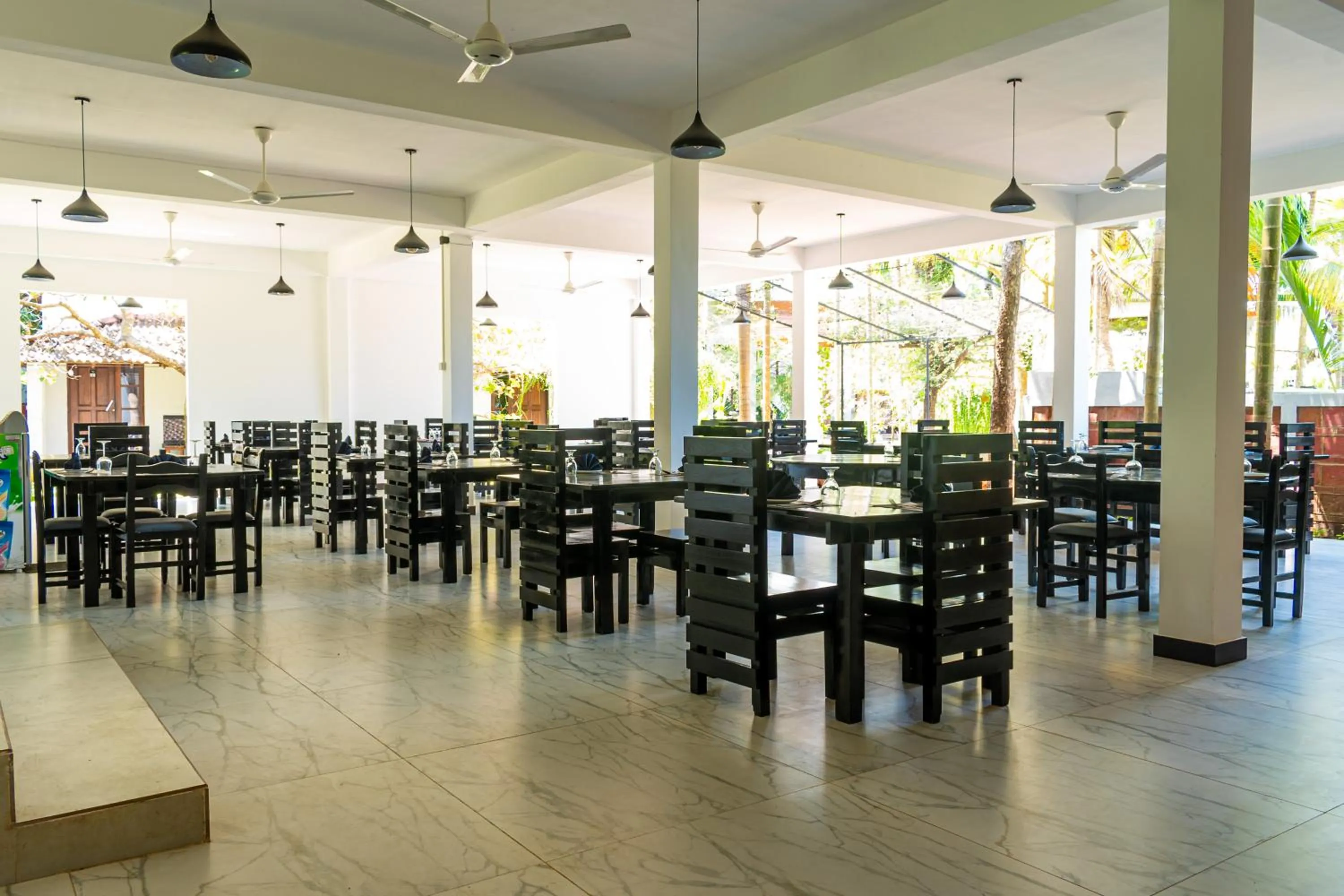 Restaurant/places to eat in Eco Hotel Black & White - Anuradhapura