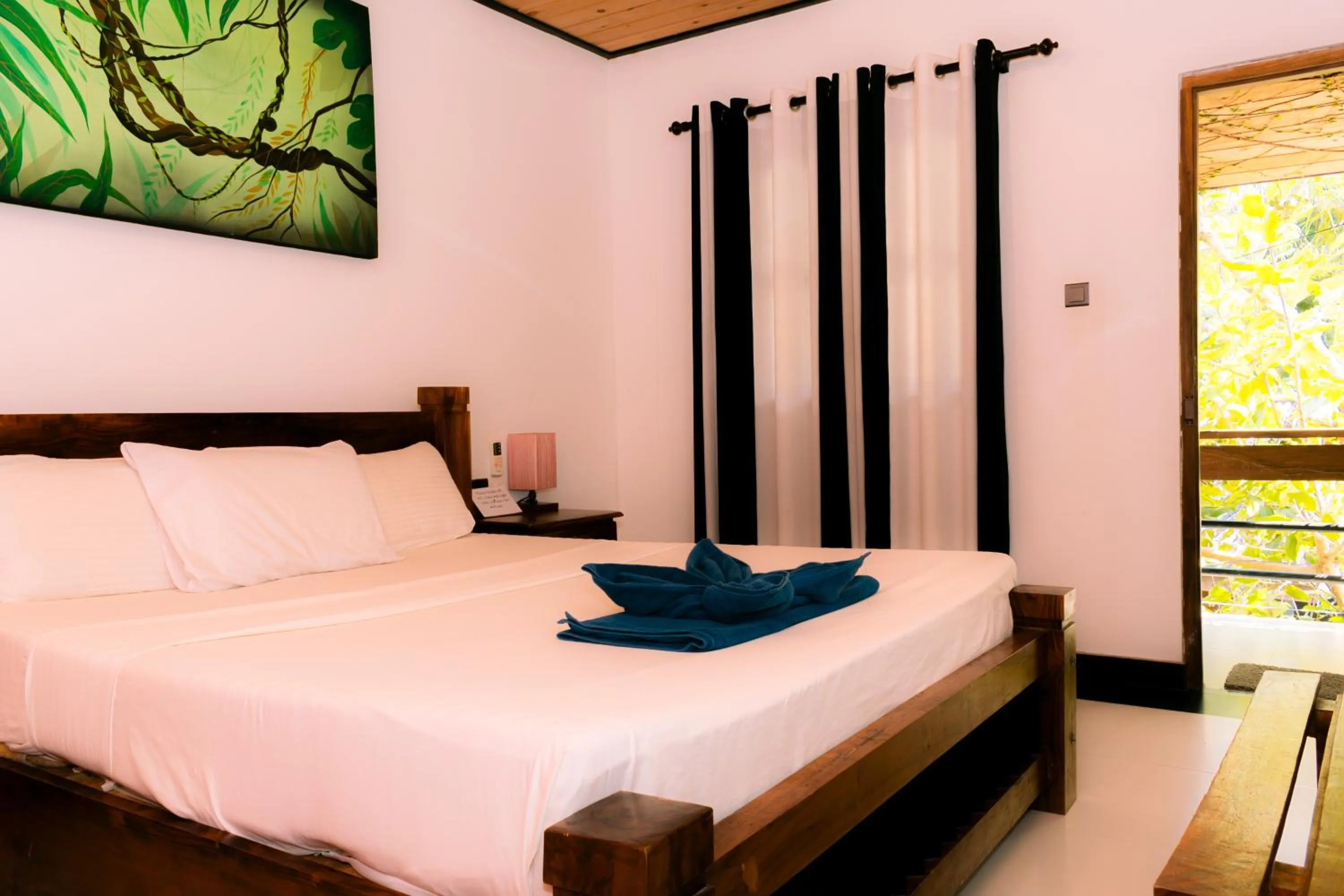 Bed in Eco Hotel Black & White - Anuradhapura