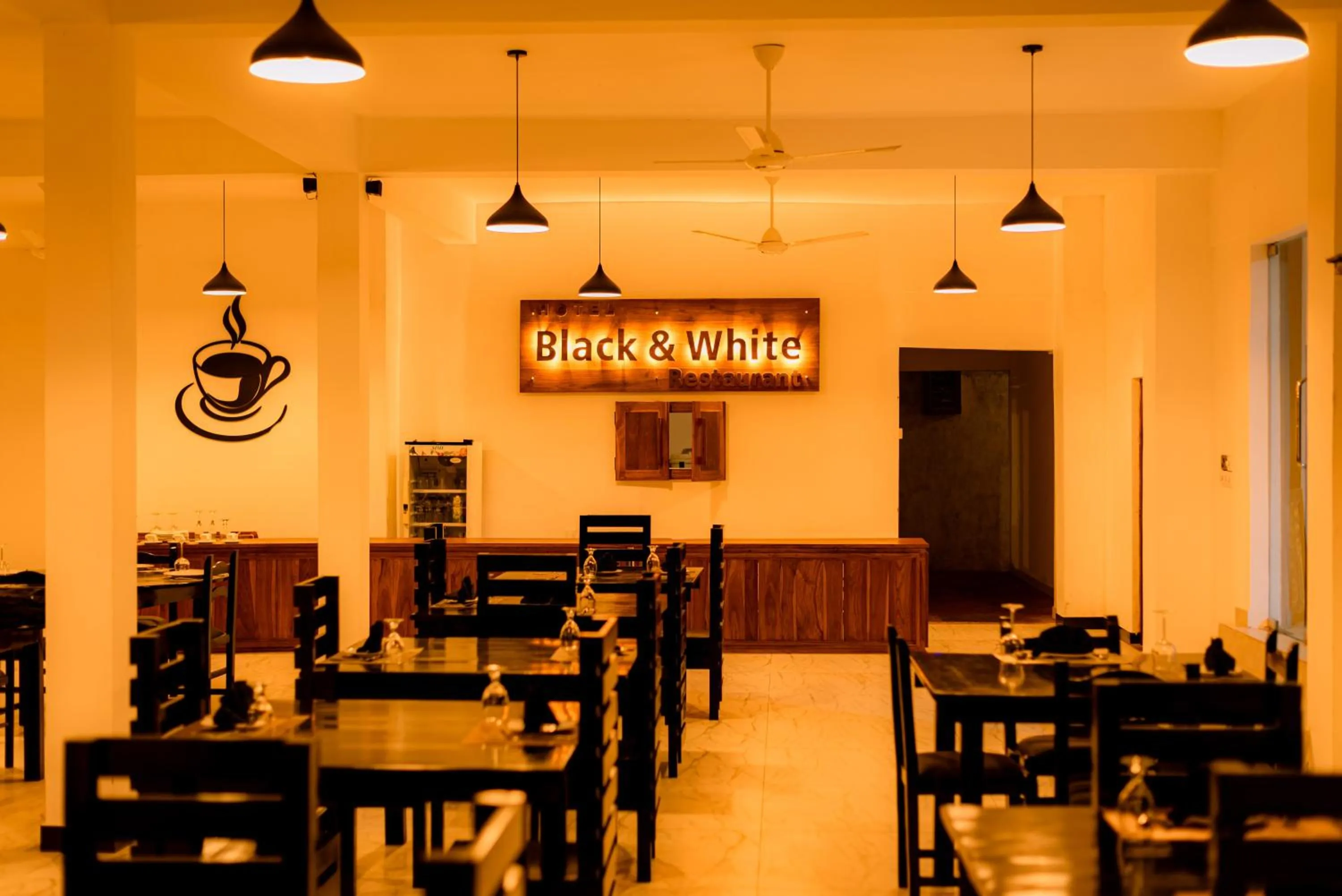 Restaurant/places to eat in Eco Hotel Black & White - Anuradhapura