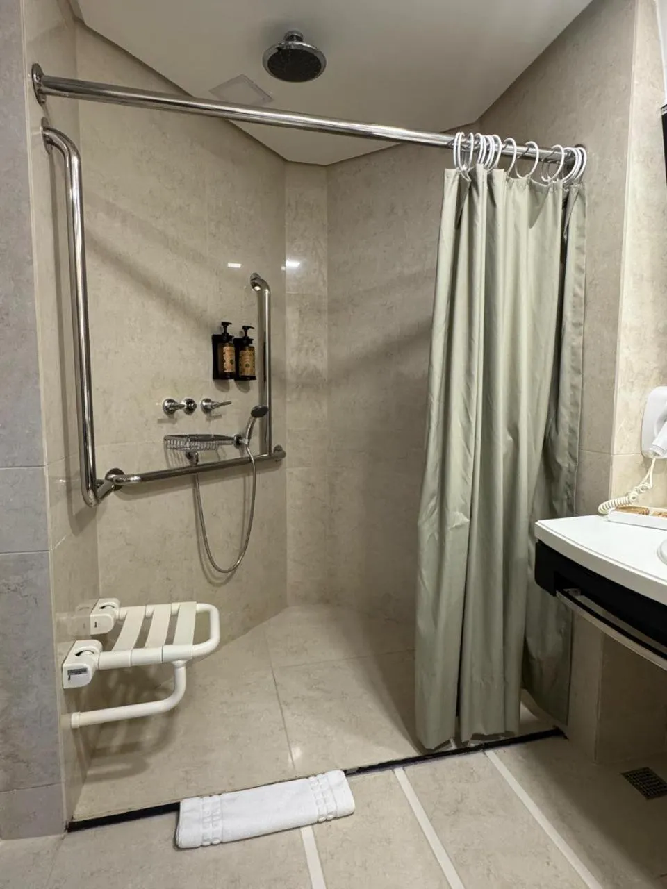 Shower in Novotel Florianopolis