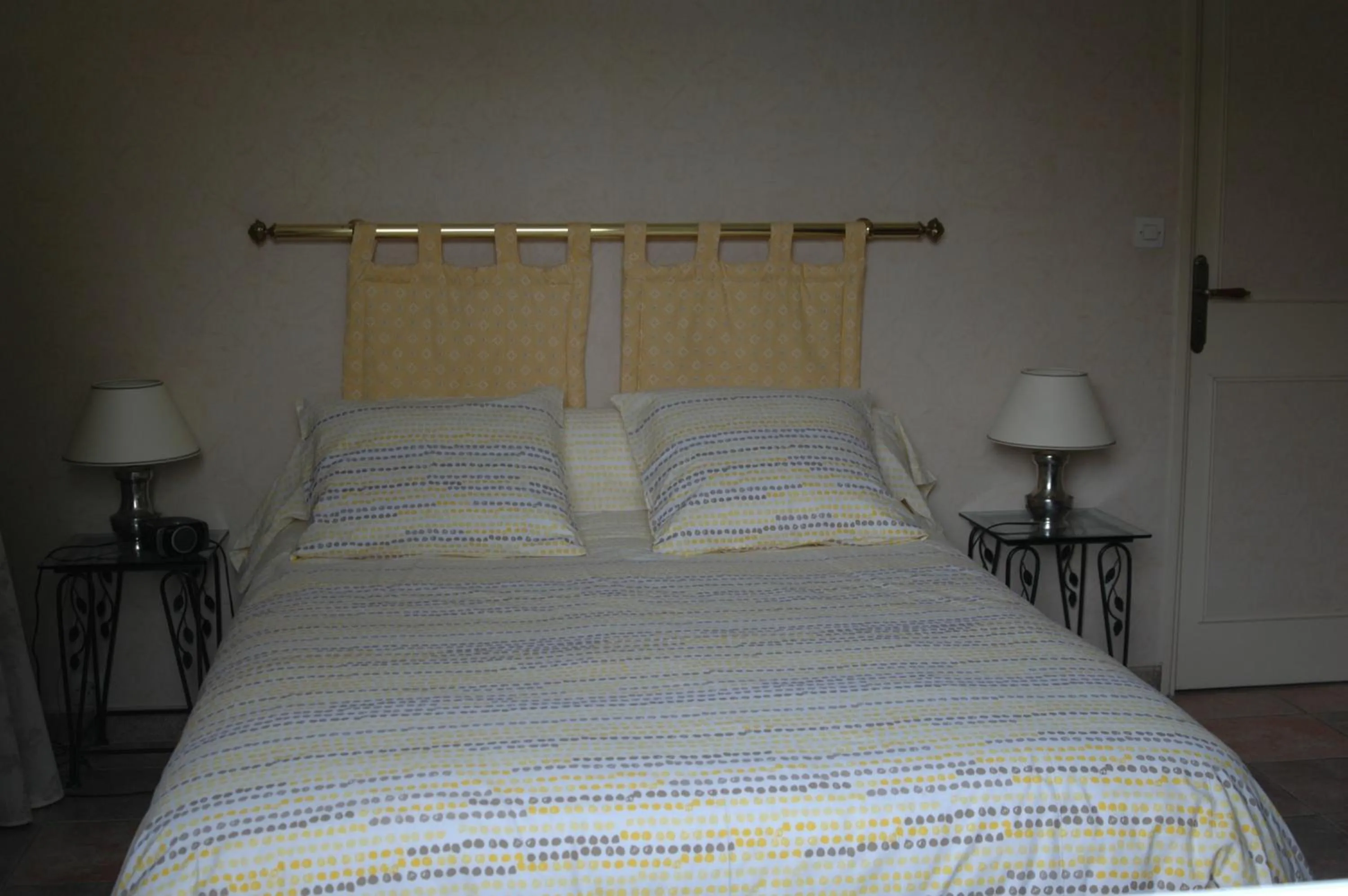 Photo of the whole room, Bed in Le Jardin de Roses DOMINIQUE LOREAU