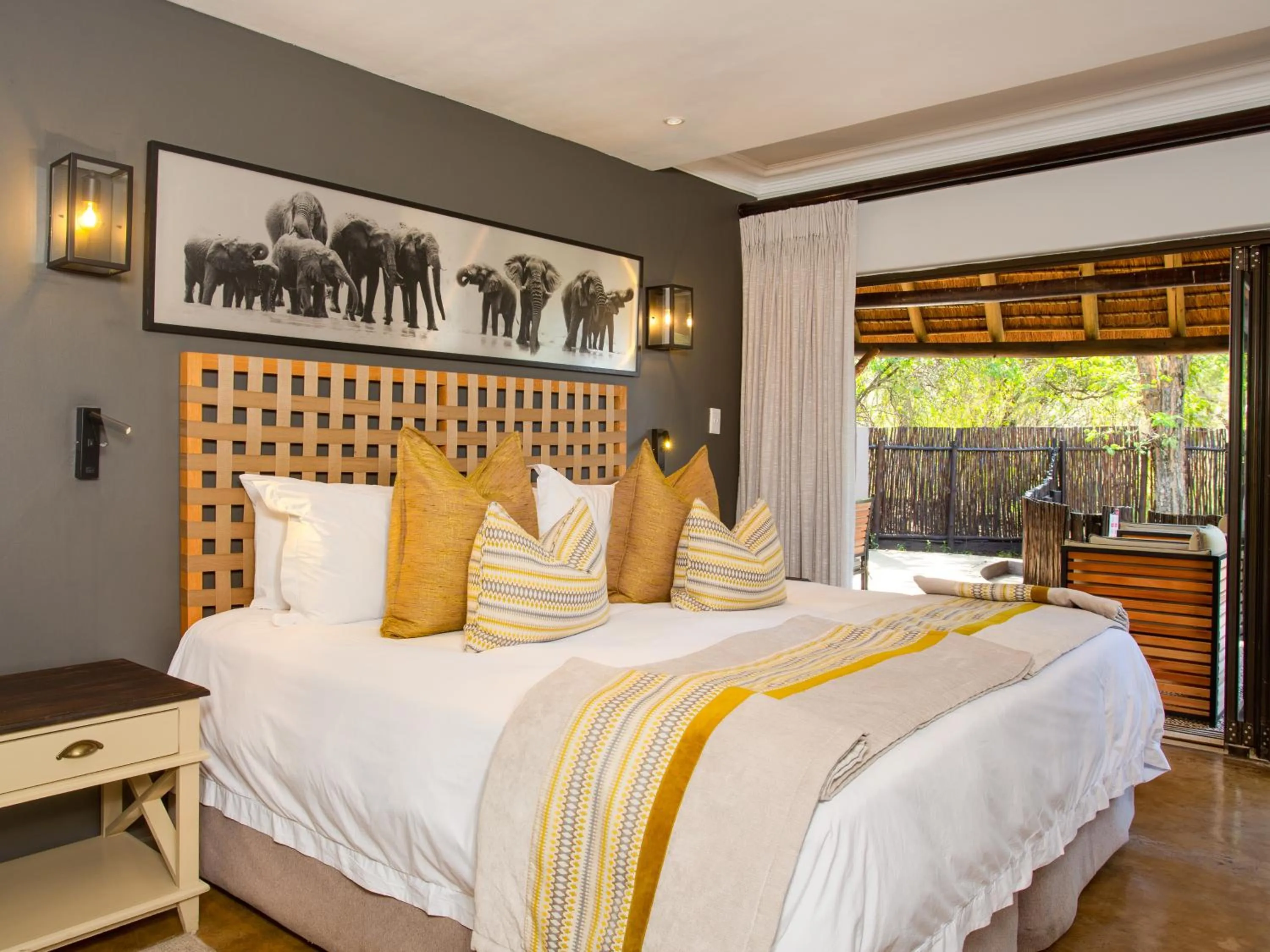 Bed in Ivory Tree Game Lodge