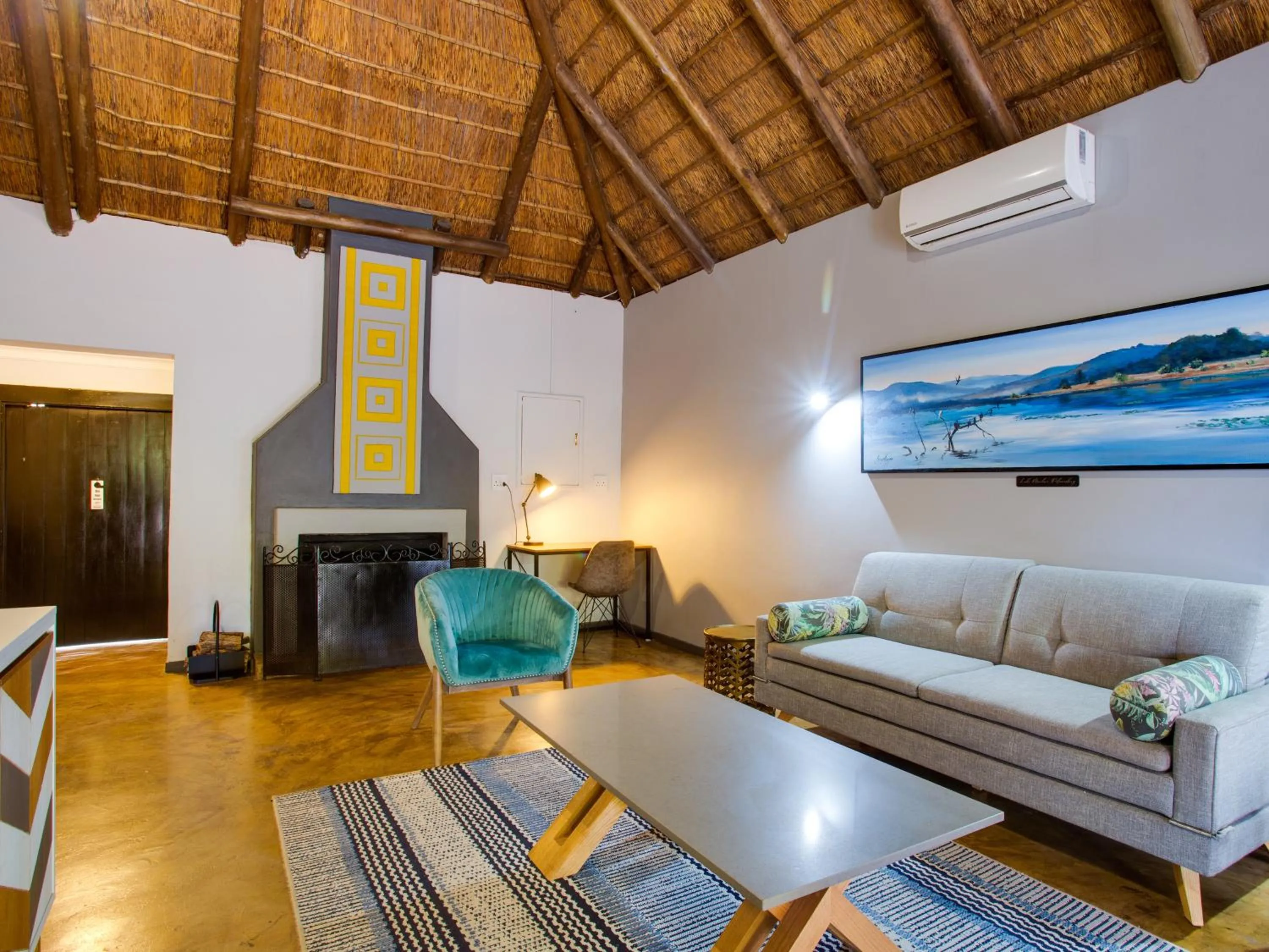 Living room in Ivory Tree Game Lodge
