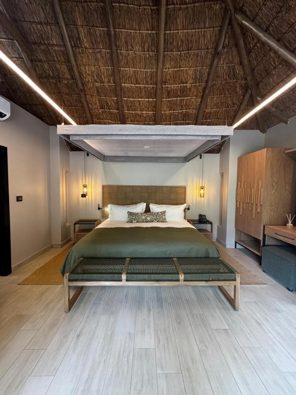 Bedroom, Bed in Ivory Tree Game Lodge