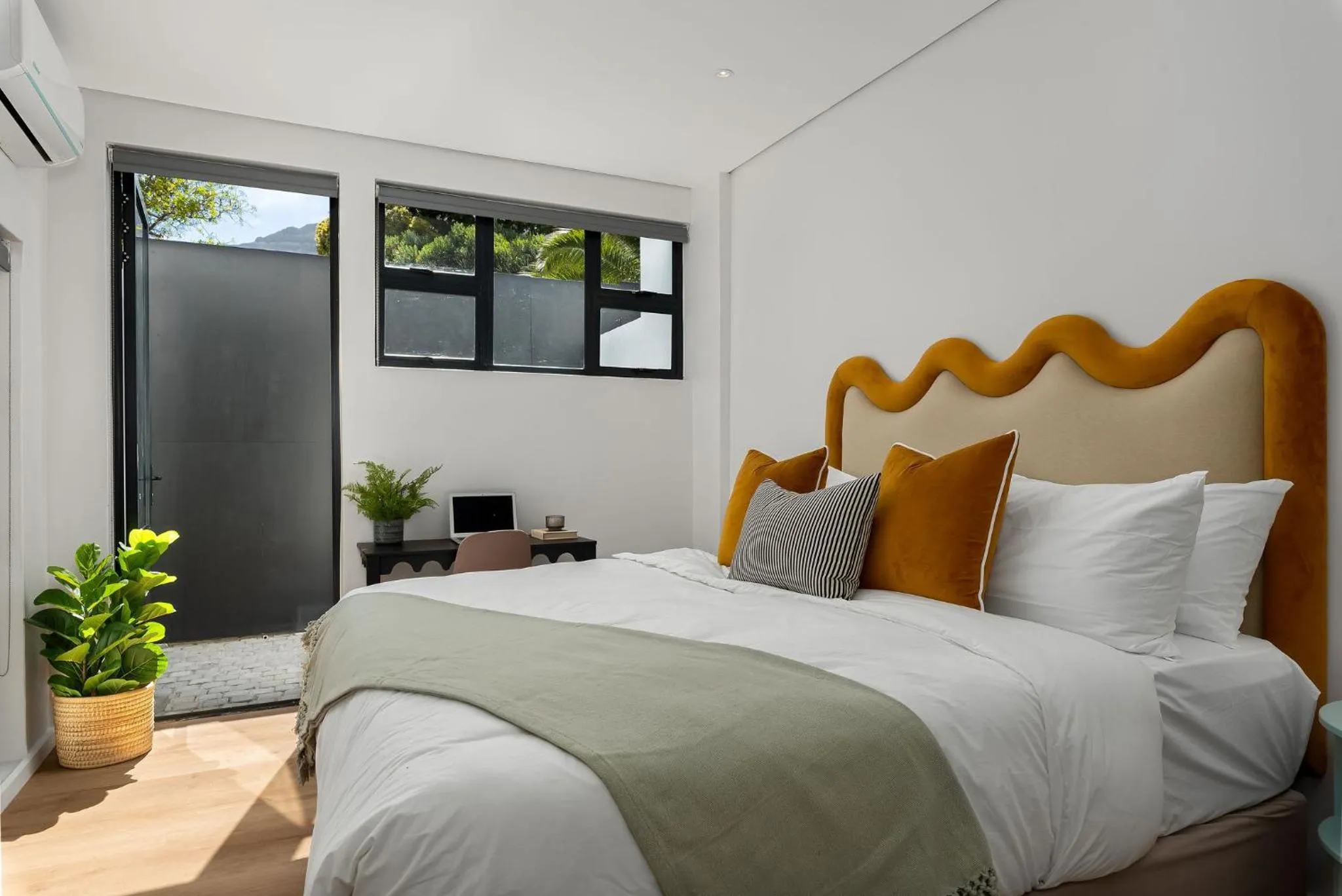 Bed in Neighbourgood 1st Crescent