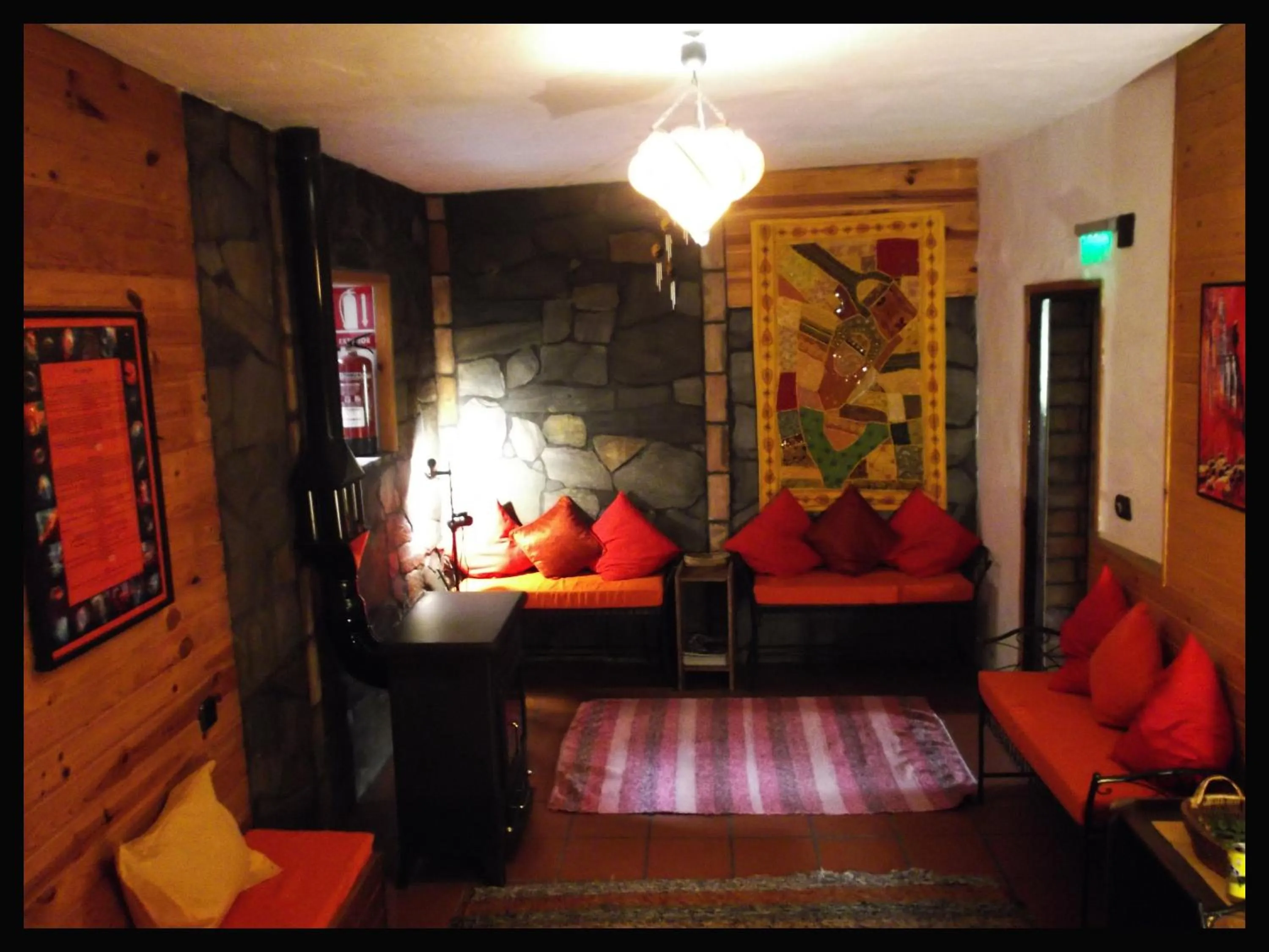 Communal lounge/ TV room in Fundalucia Guesthouse